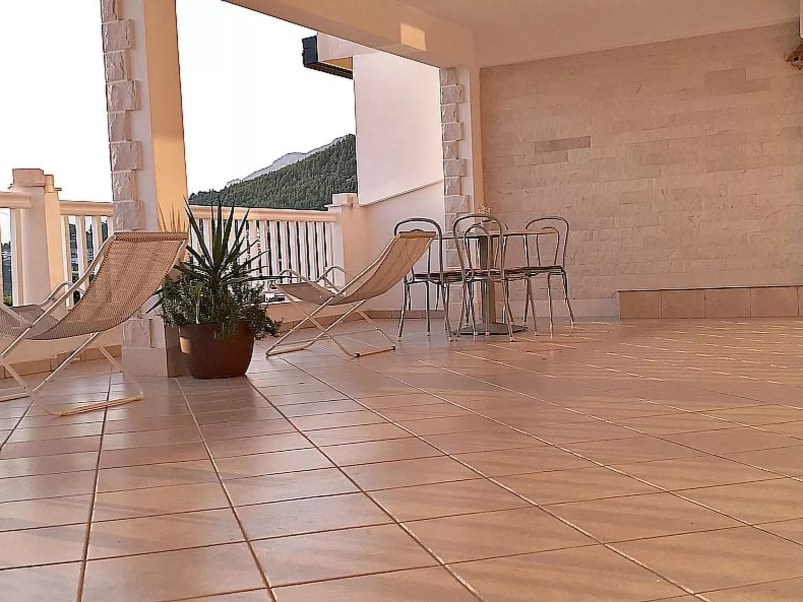 Mit Terrasse und herrlichem Ausblick - Buiten