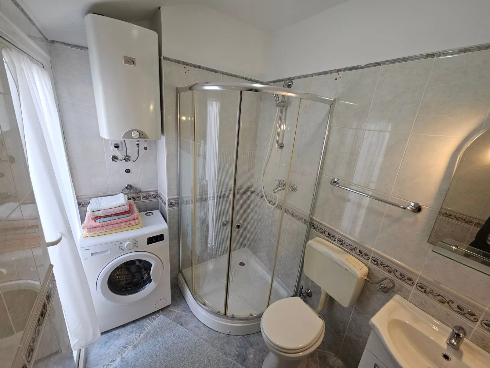 Appartement mit Balkon und Meerblick-Image-tags.info