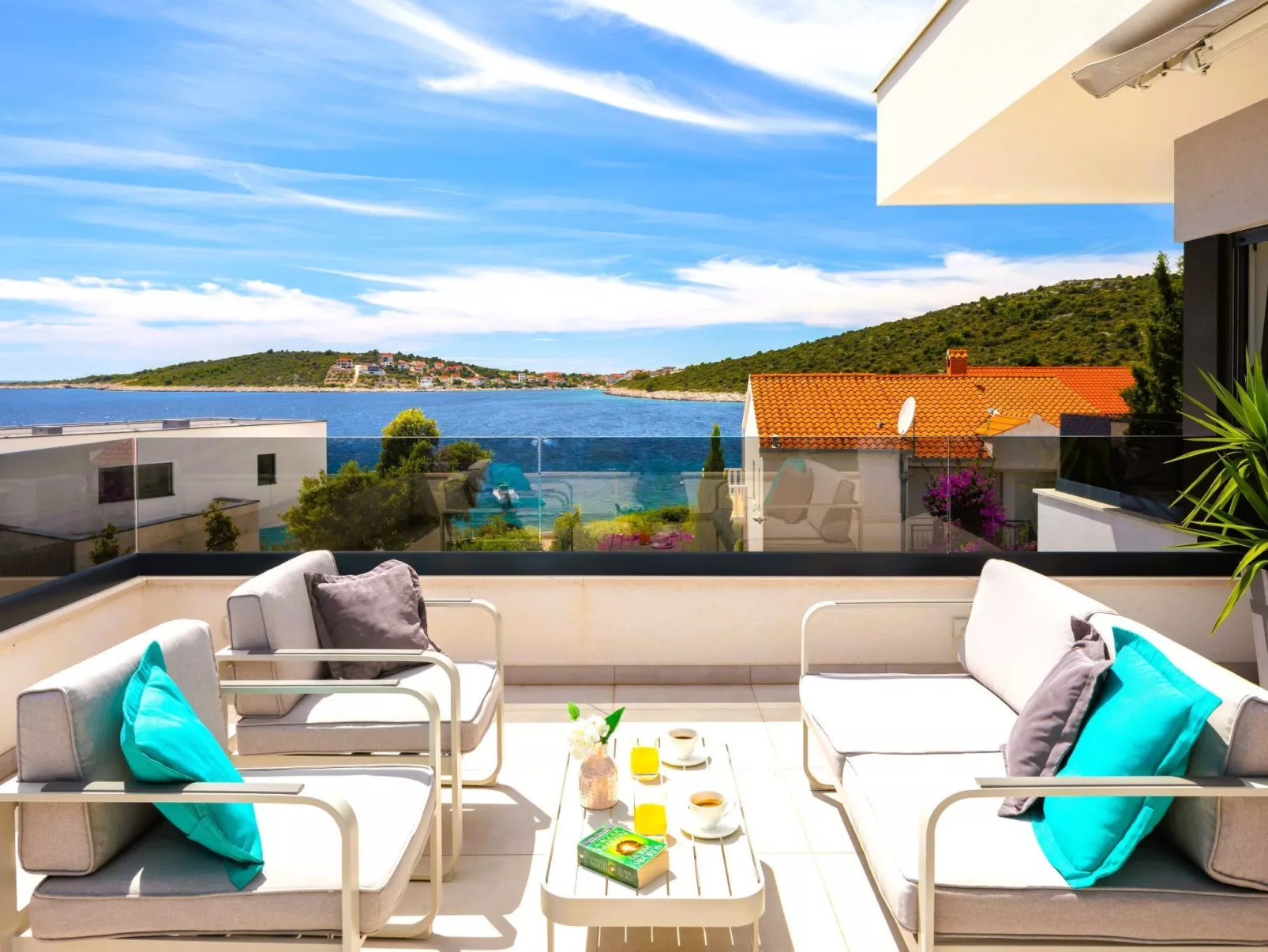 Luxuriöse Villa Dolce Vita direkt am Meer mit privatem Pool und Parkplatz-Binnen