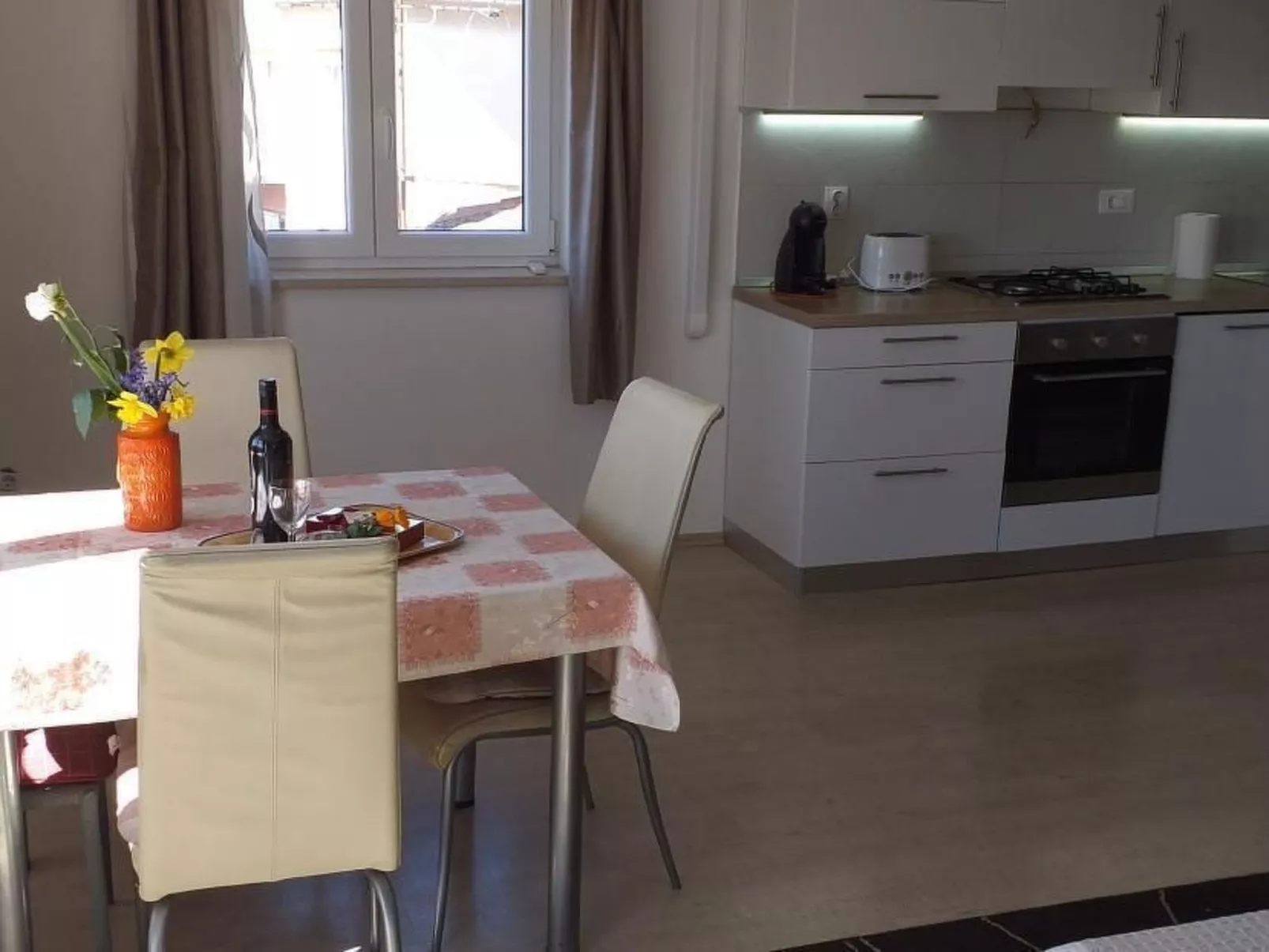 "Neue Wohnung" mit Privatparkplatz-Binnen