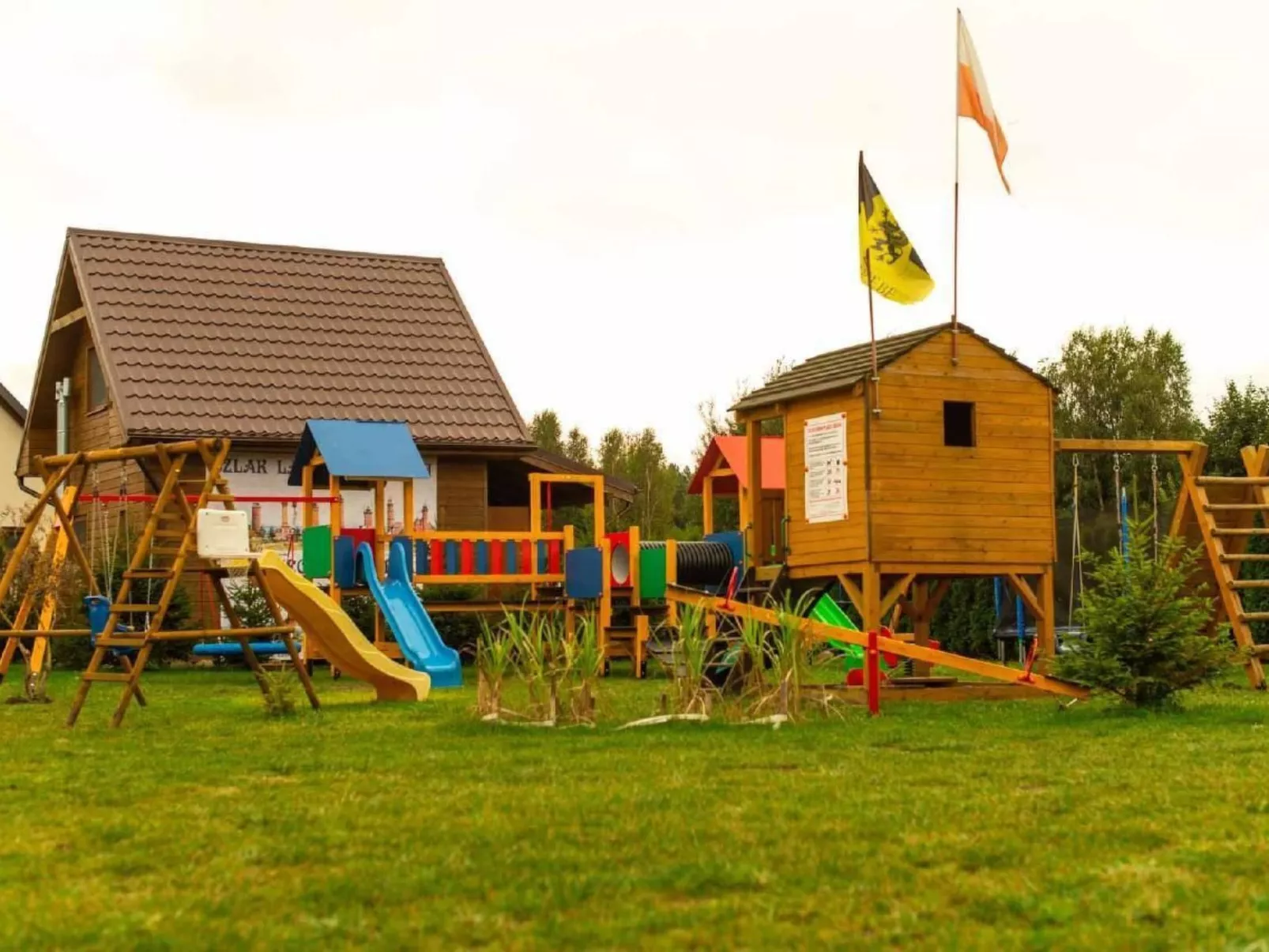 Modernes Ferienhaus in Biebrowo mit Grill, Garten und Terrasse-Buiten