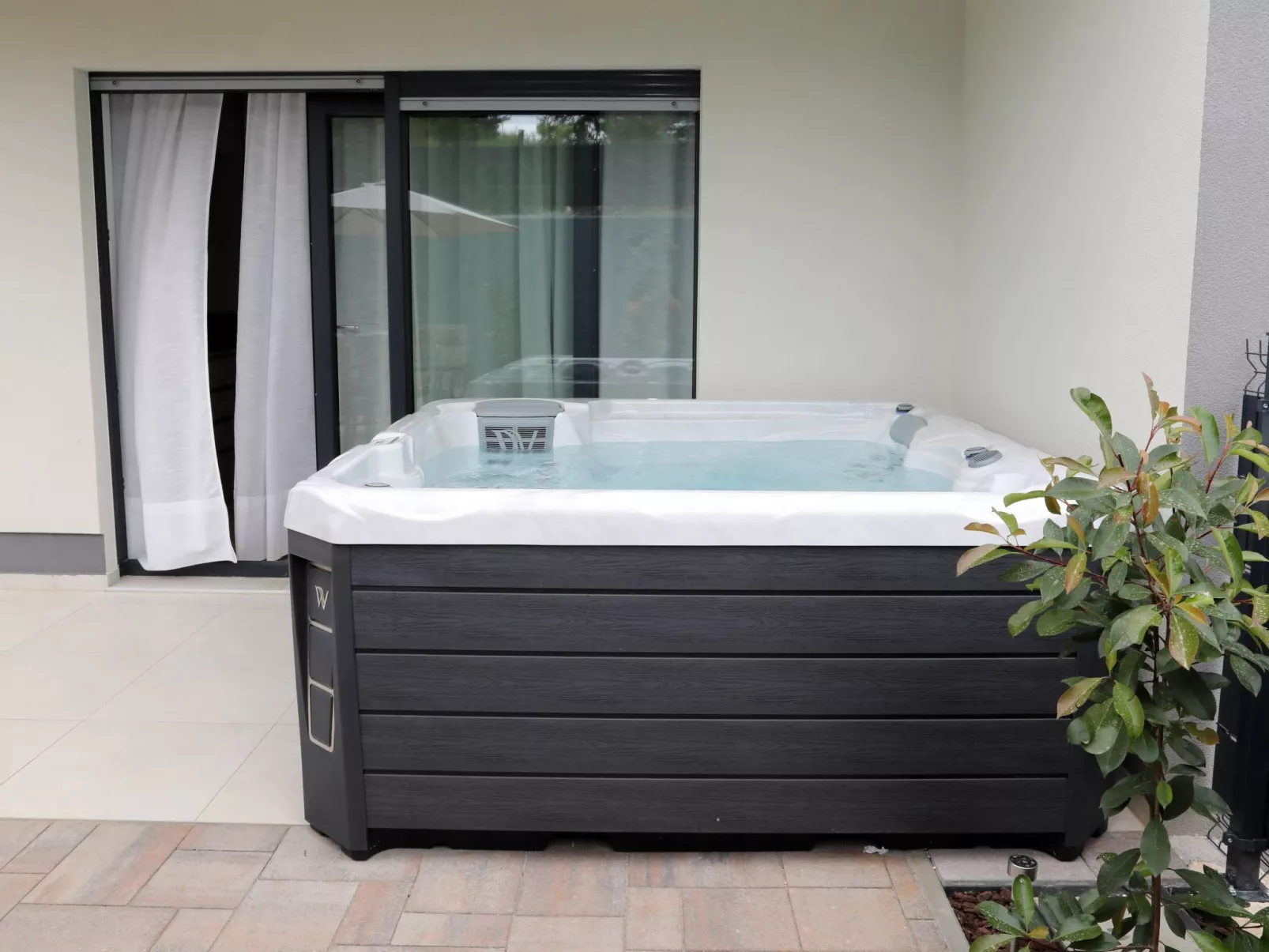 Luxus-Appartement mit Jacuzzi, Parkplatz und Garten-Buiten