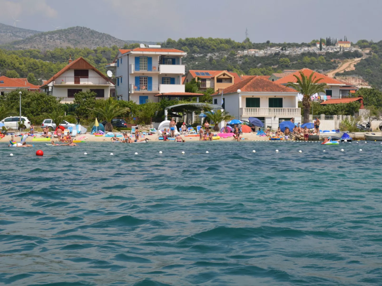 Schöne Wohnung in Poljica mit privatem Parkplatz-Buiten