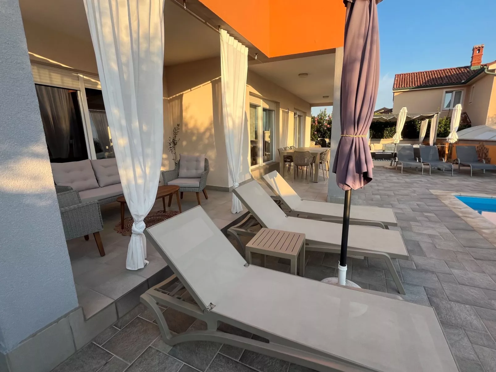 Villa Summer Escape in Barbat mit Garten und Aussicht-Buiten