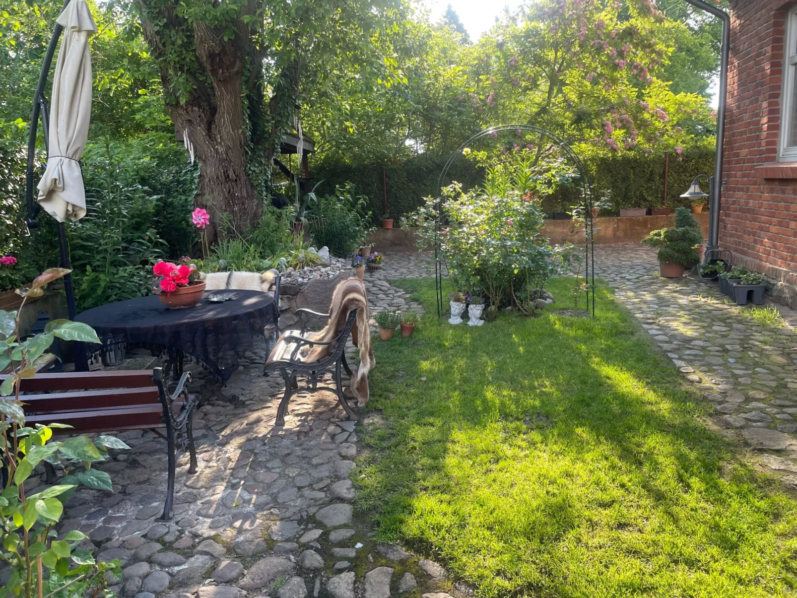 Anwesen mit Garten, Grill und Terrasse-Buiten