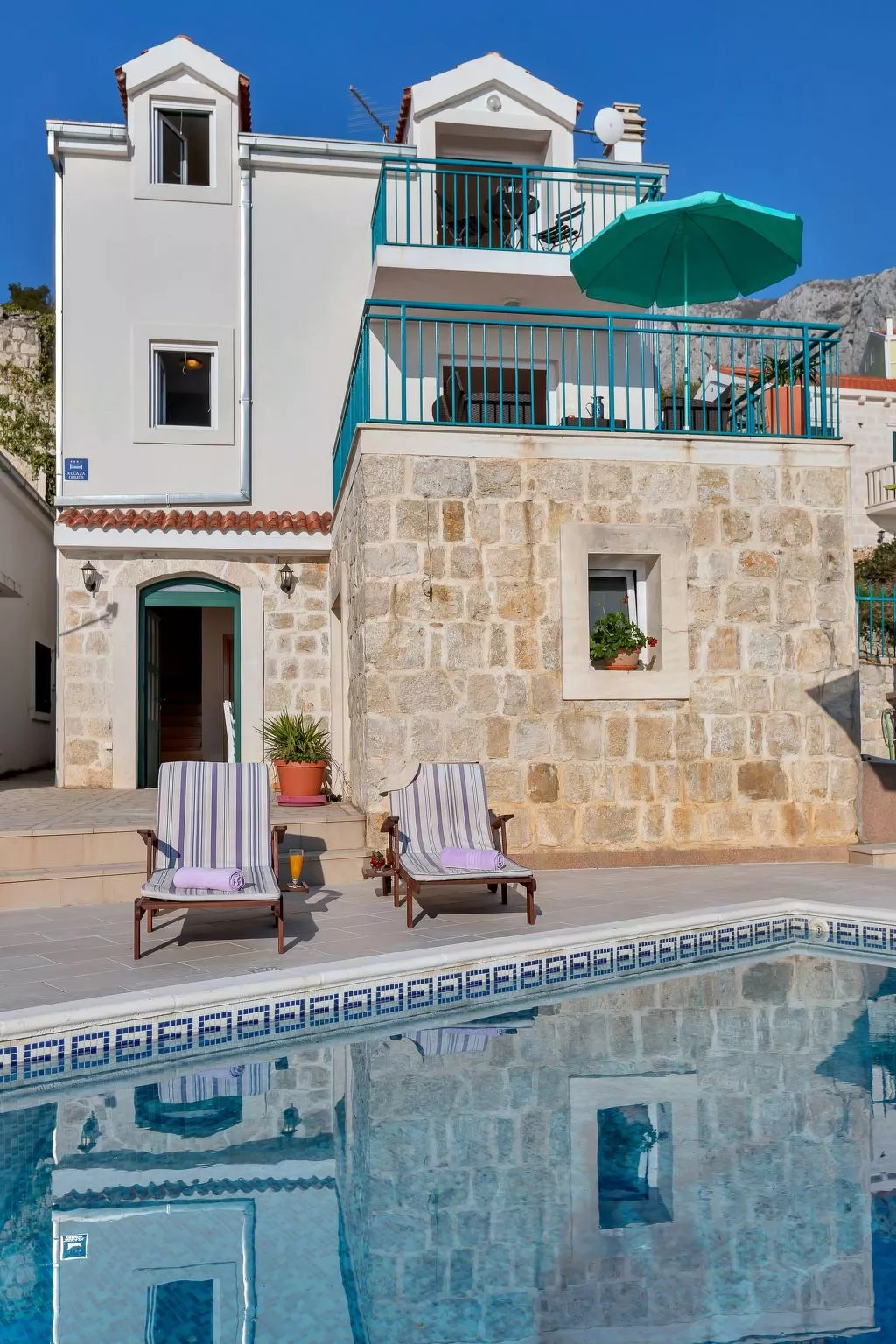 "Podgora" mit Blick auf das Wasser-Image-tags.info