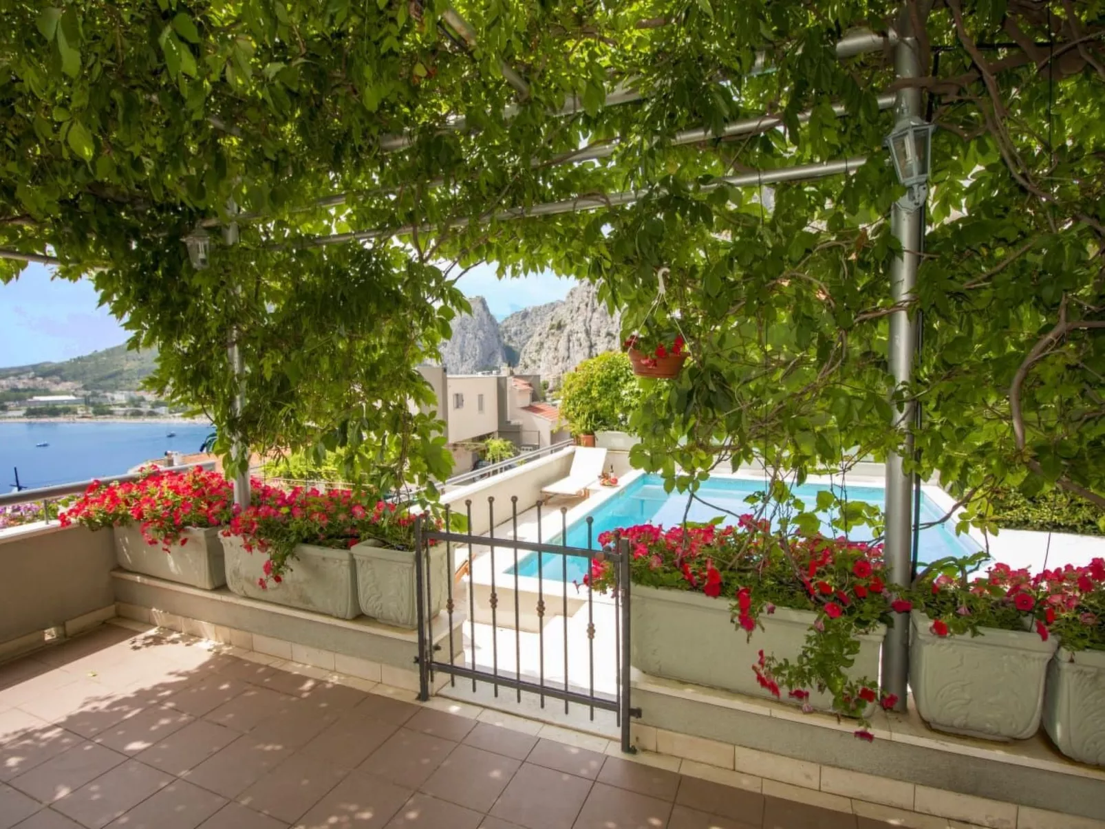 Geräumiges Ferienhaus in Omiš mit Privatem Pool-Buiten