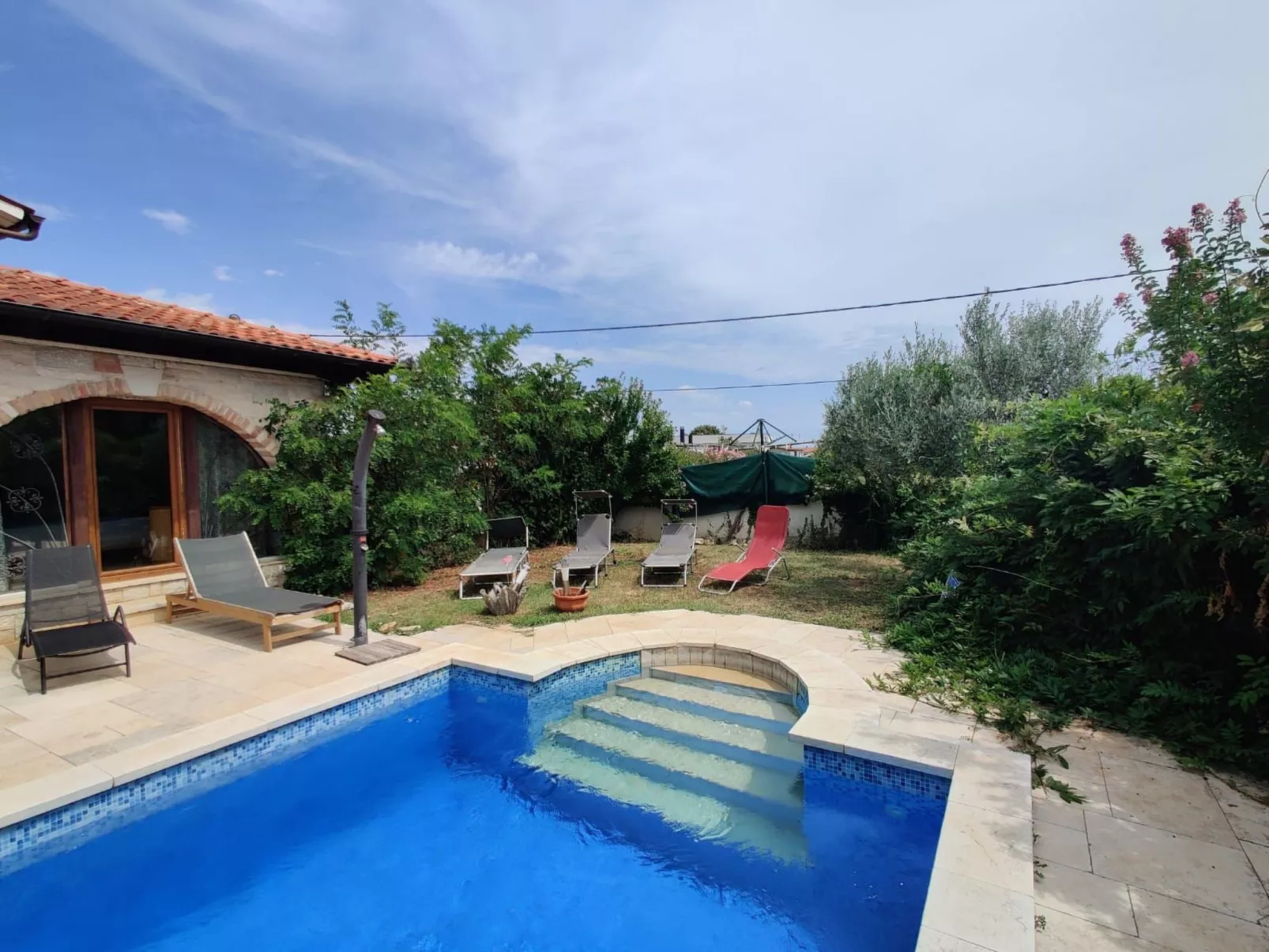 Haus mit Pool-Buiten