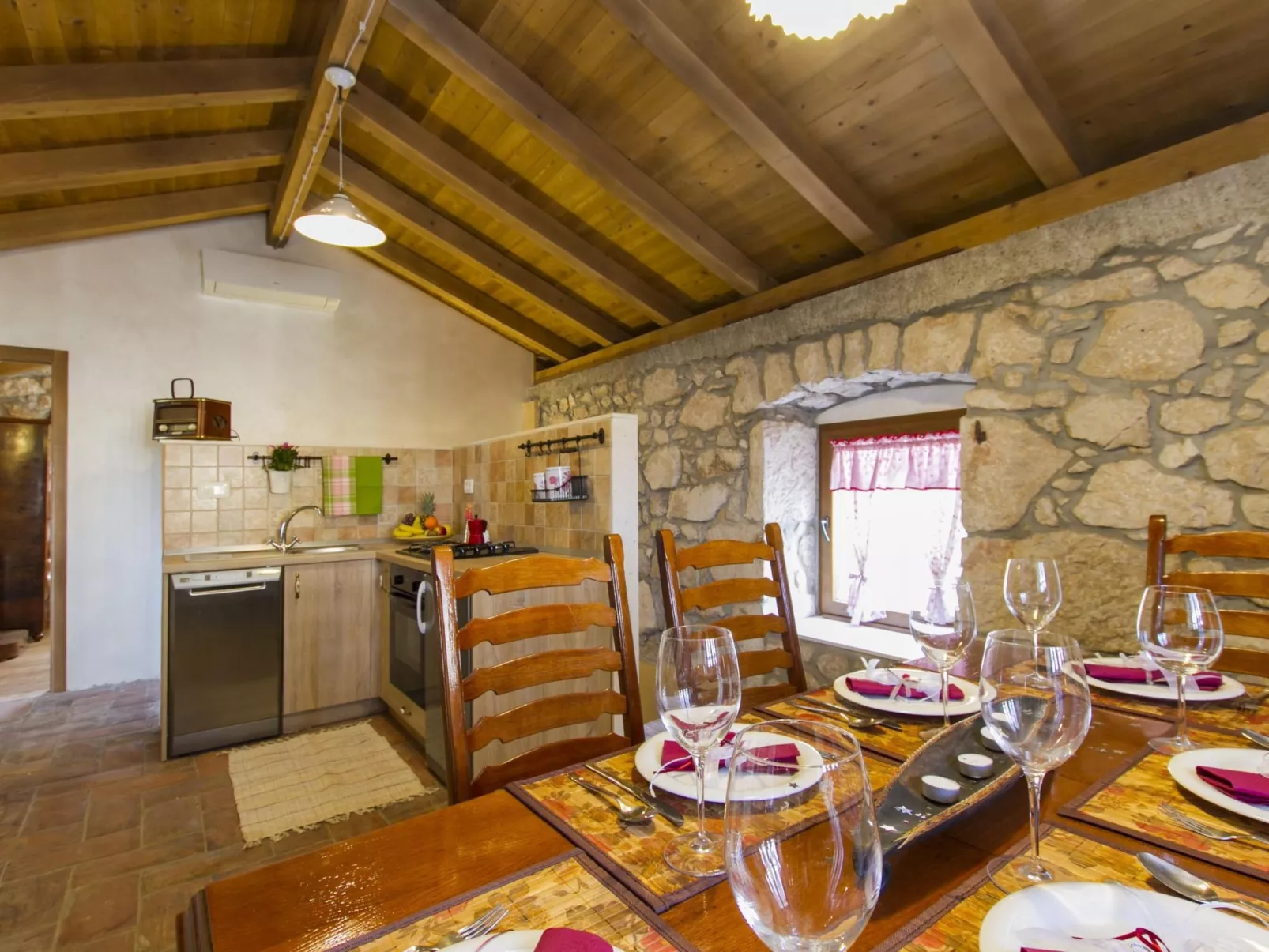 Geräumiges Ferienhaus in Brseč mit Privatem Pool-Binnen