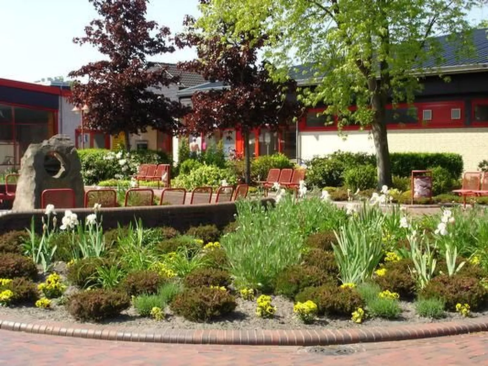 In Hage mit Garten, Terrasse und Grill-Buiten