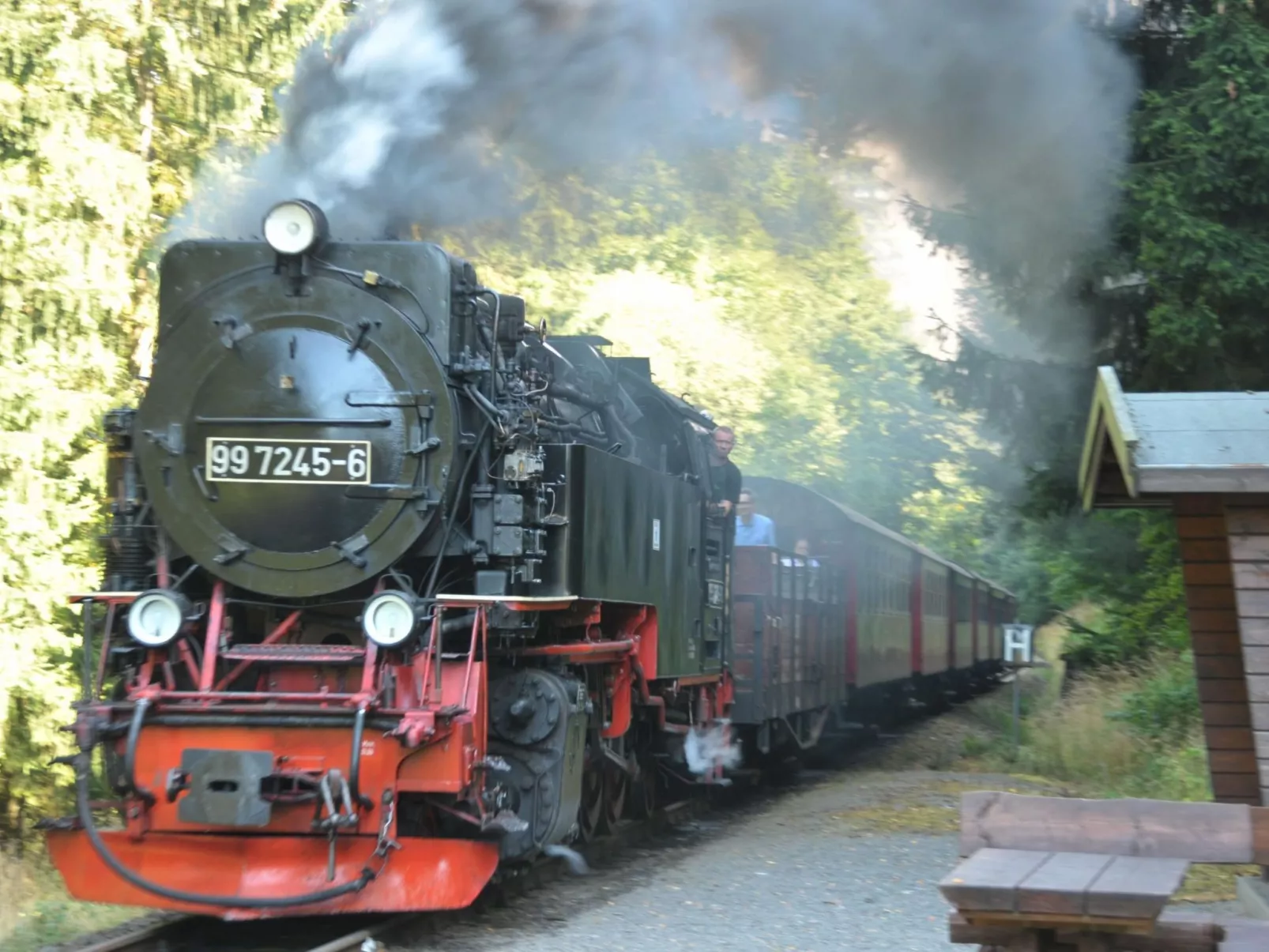 Mit herrlicher Aussicht in die Berge-Buiten