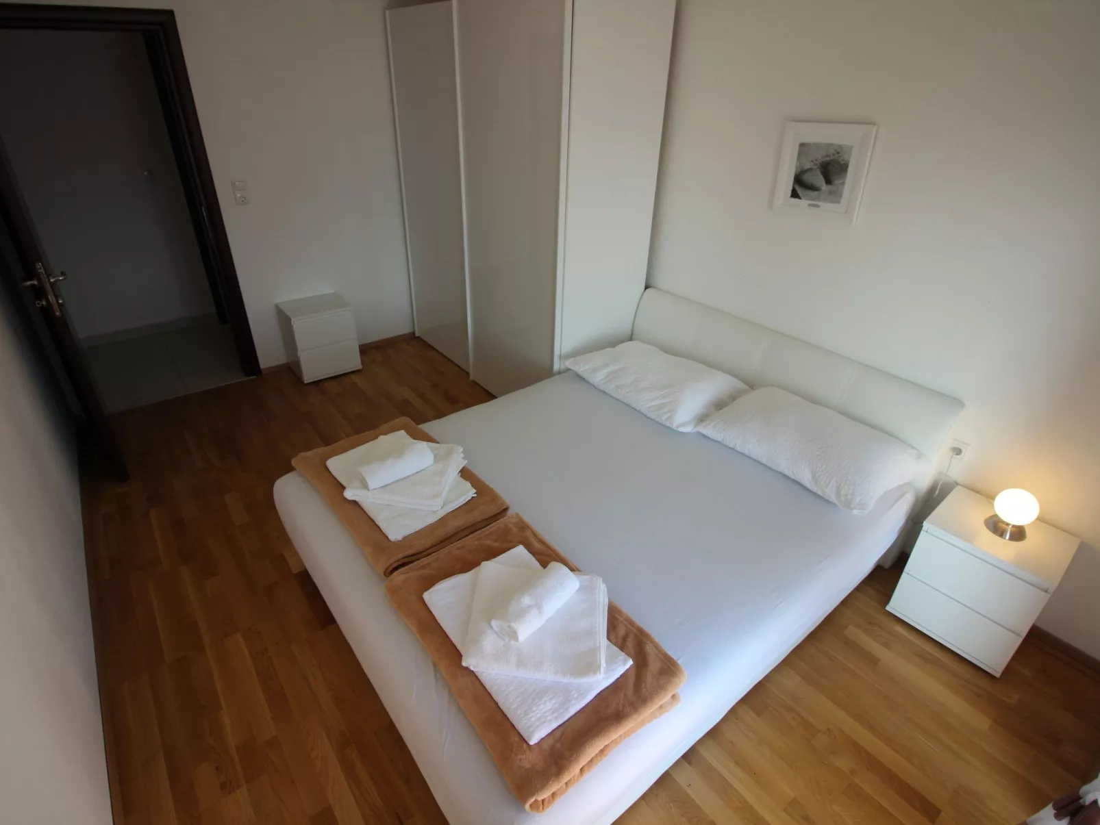 "Manda3" mit Blick auf das Wasser-Binnen