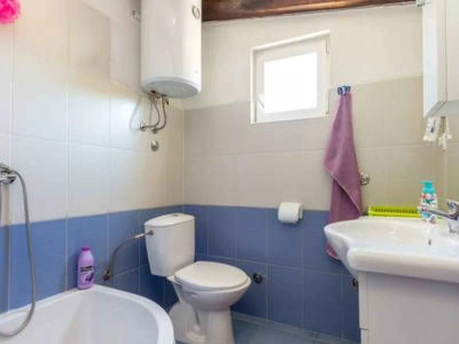 Hütte mit Garten, Grill und Terrasse-Binnen