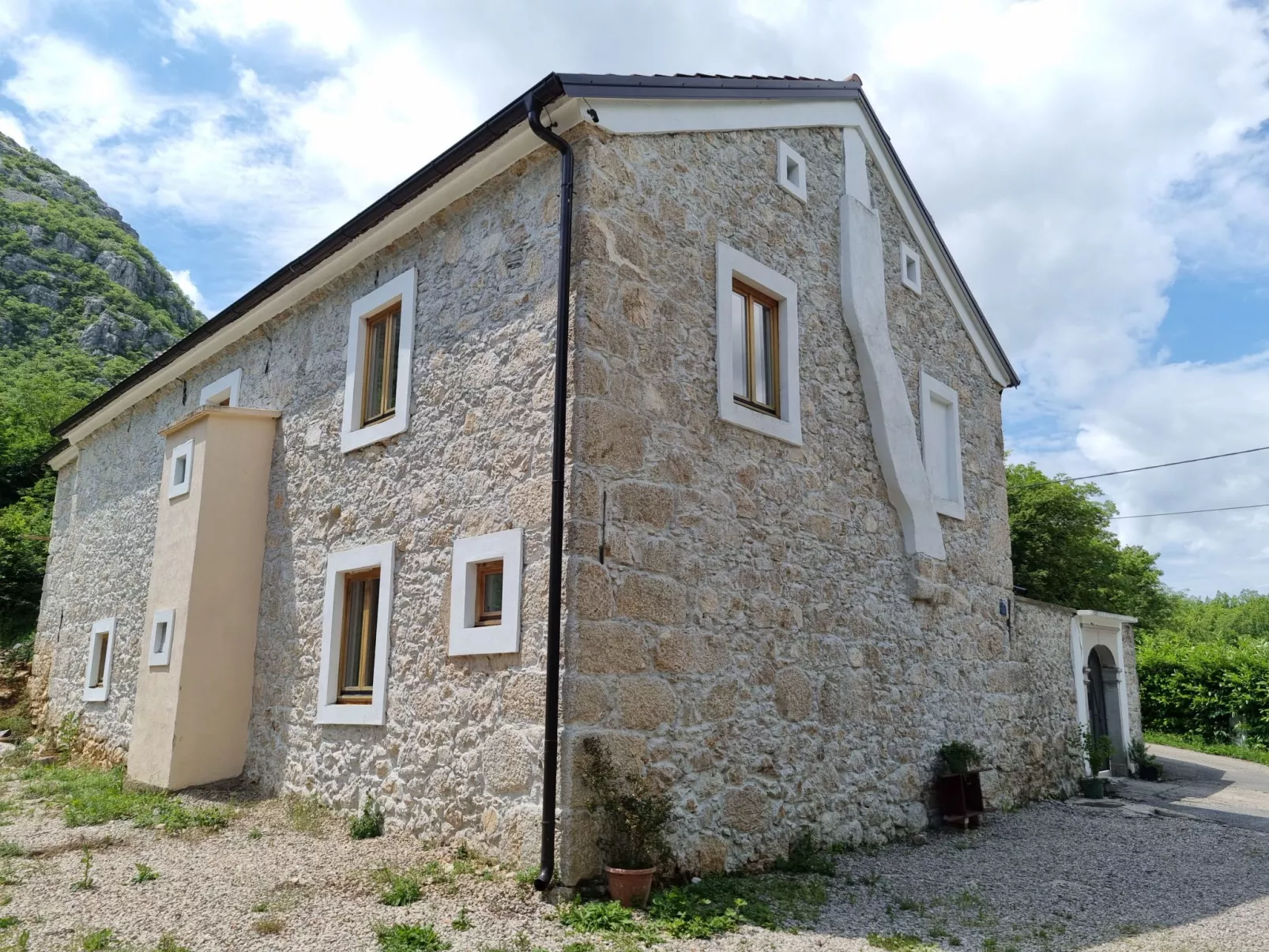 Steinhaus mit privatem Außenpool-Buiten