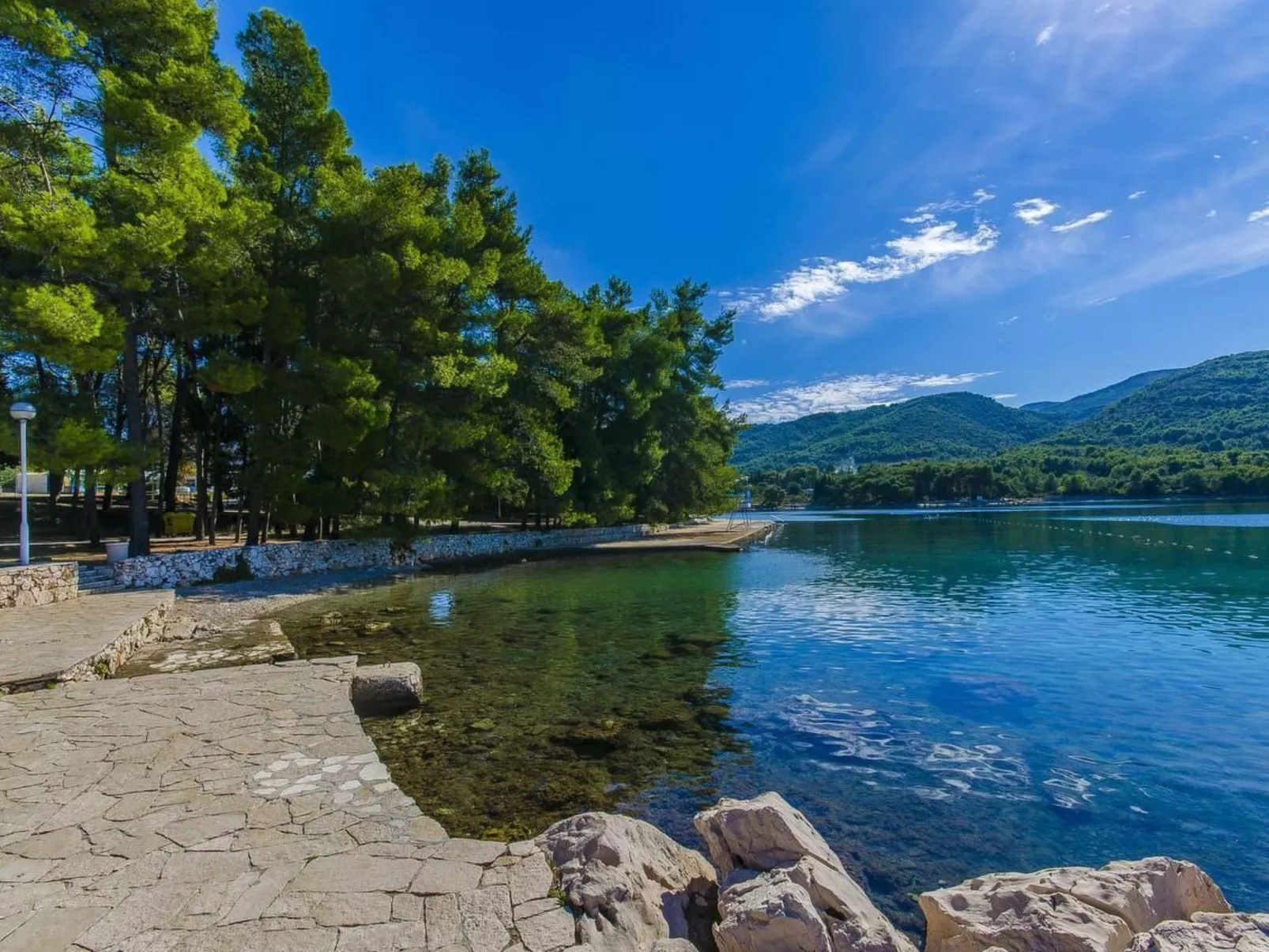 Tihana mit mediterranem Garten-Buiten