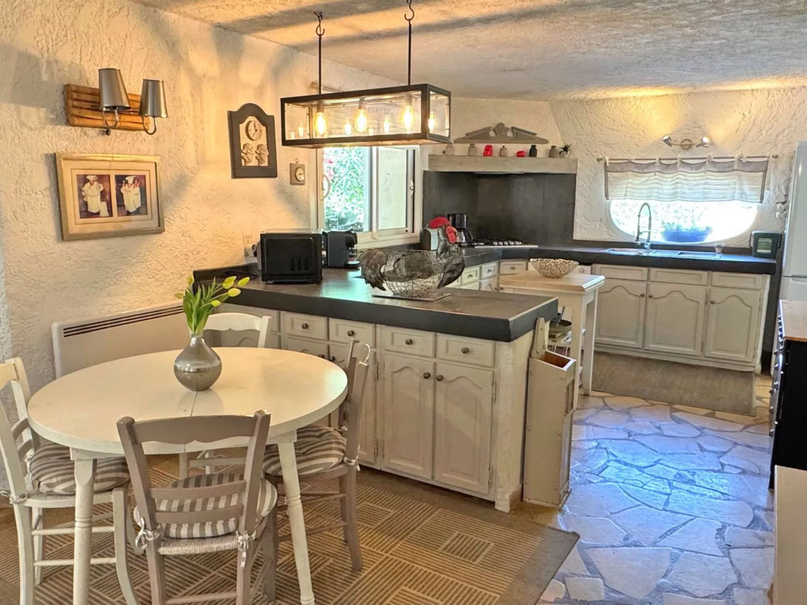 Schöne Villa mit innovativer Architektur in einem grünen Nest im Herzen des Mas-Binnen