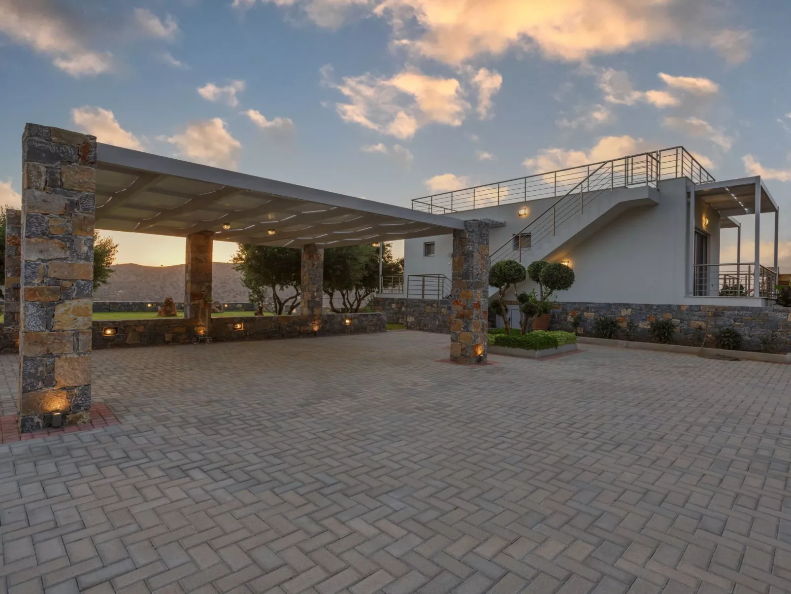 Villa mit Grillplatz und privatem beheiztem Pool-Buiten