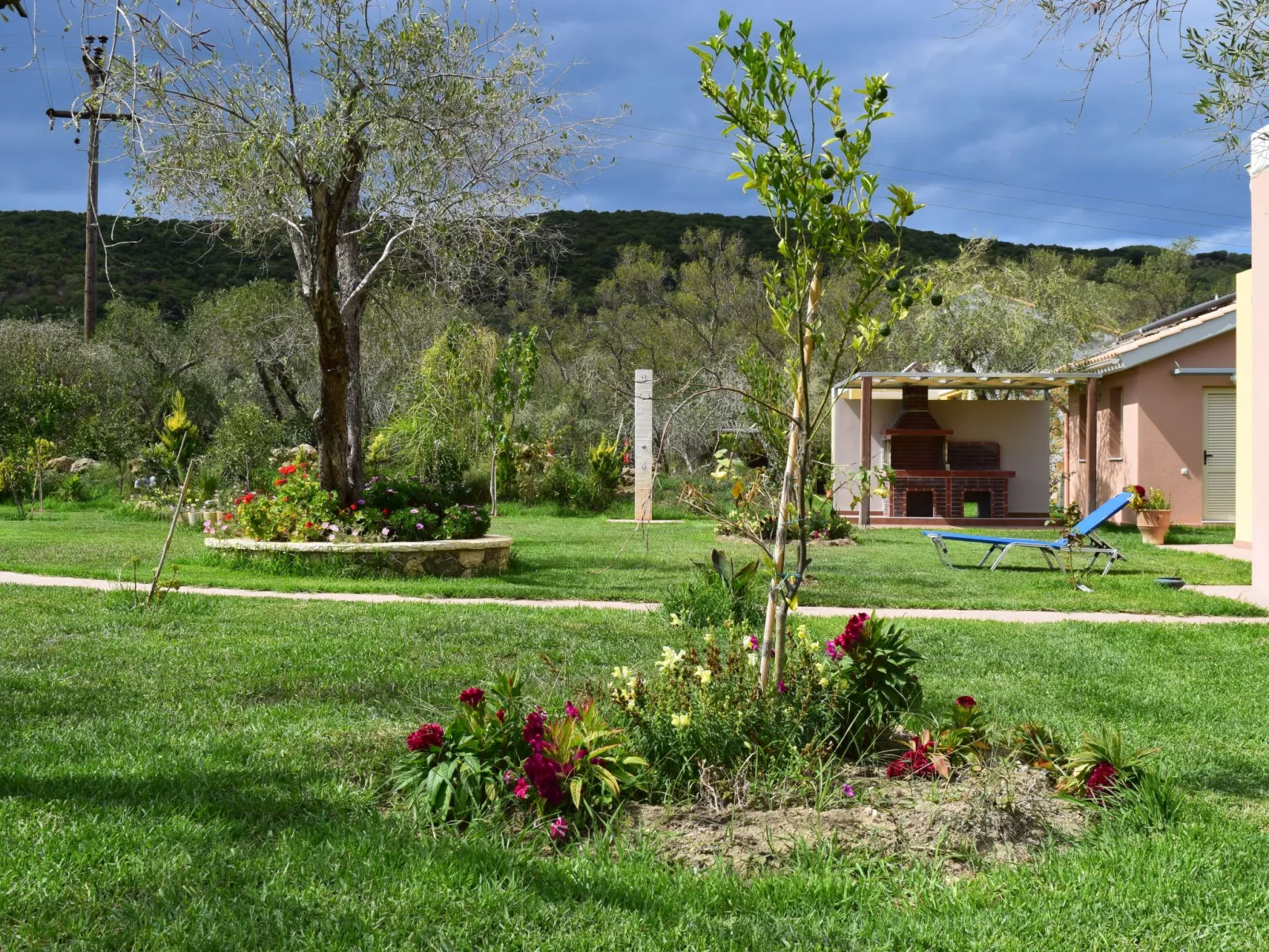 Villa Thalassa mit Schwimmbad und Garten-Buiten