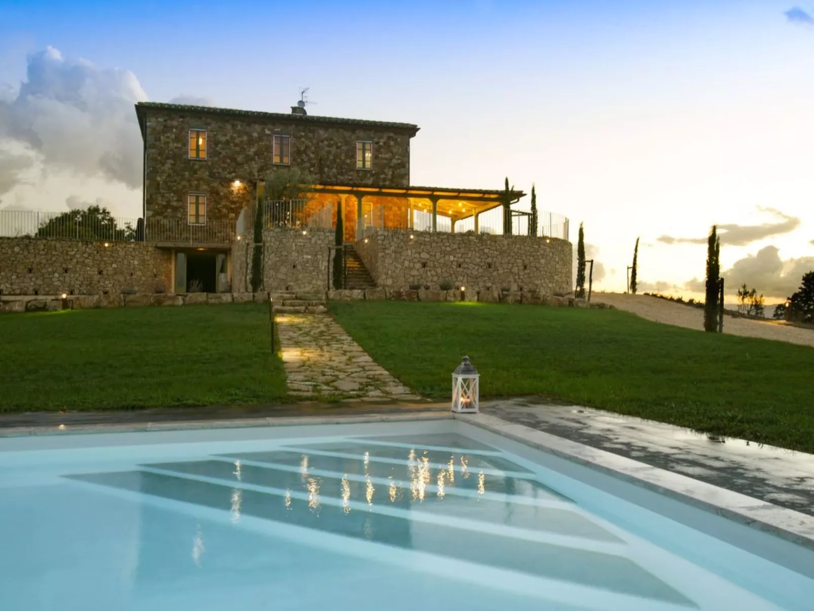 Villa mit Infinity-Pool-Buiten