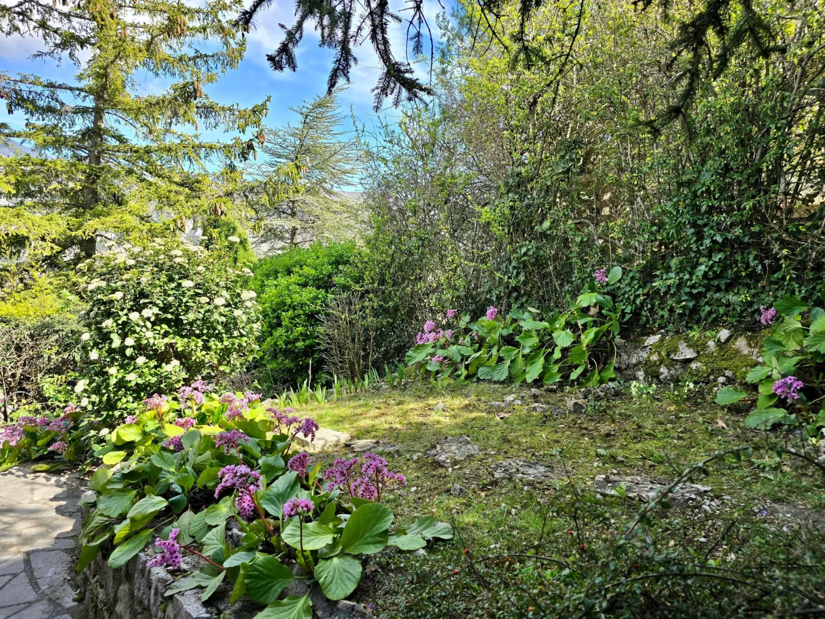 Steinhaus Garten und Blick auf die Berge-Image-tags.info