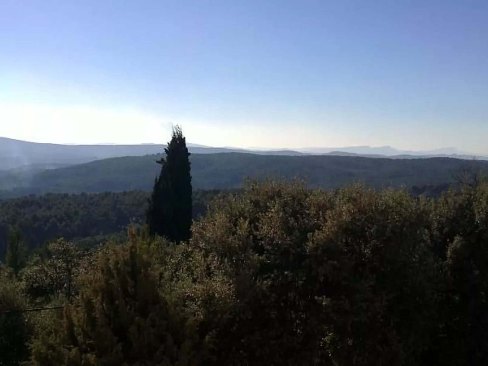 Freistehendes Haus mit großer Terrasse und Panoramablick auf die Landschaft-Image-tags.info