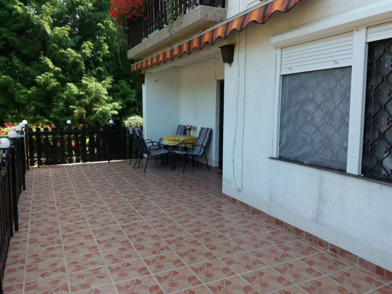 Appartement mit Terrasse-Buiten