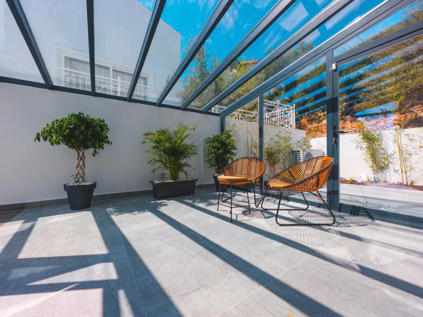 Designvilla mit Pool und spektakulärer Aussicht-Buiten