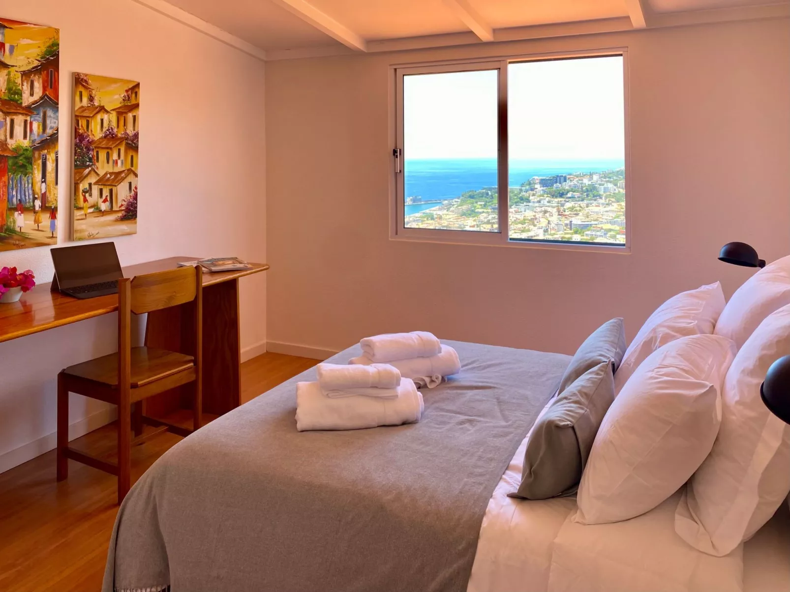 Ideales Familienhaus mit freiem Stadt- und Meerblick-Image-tags.info