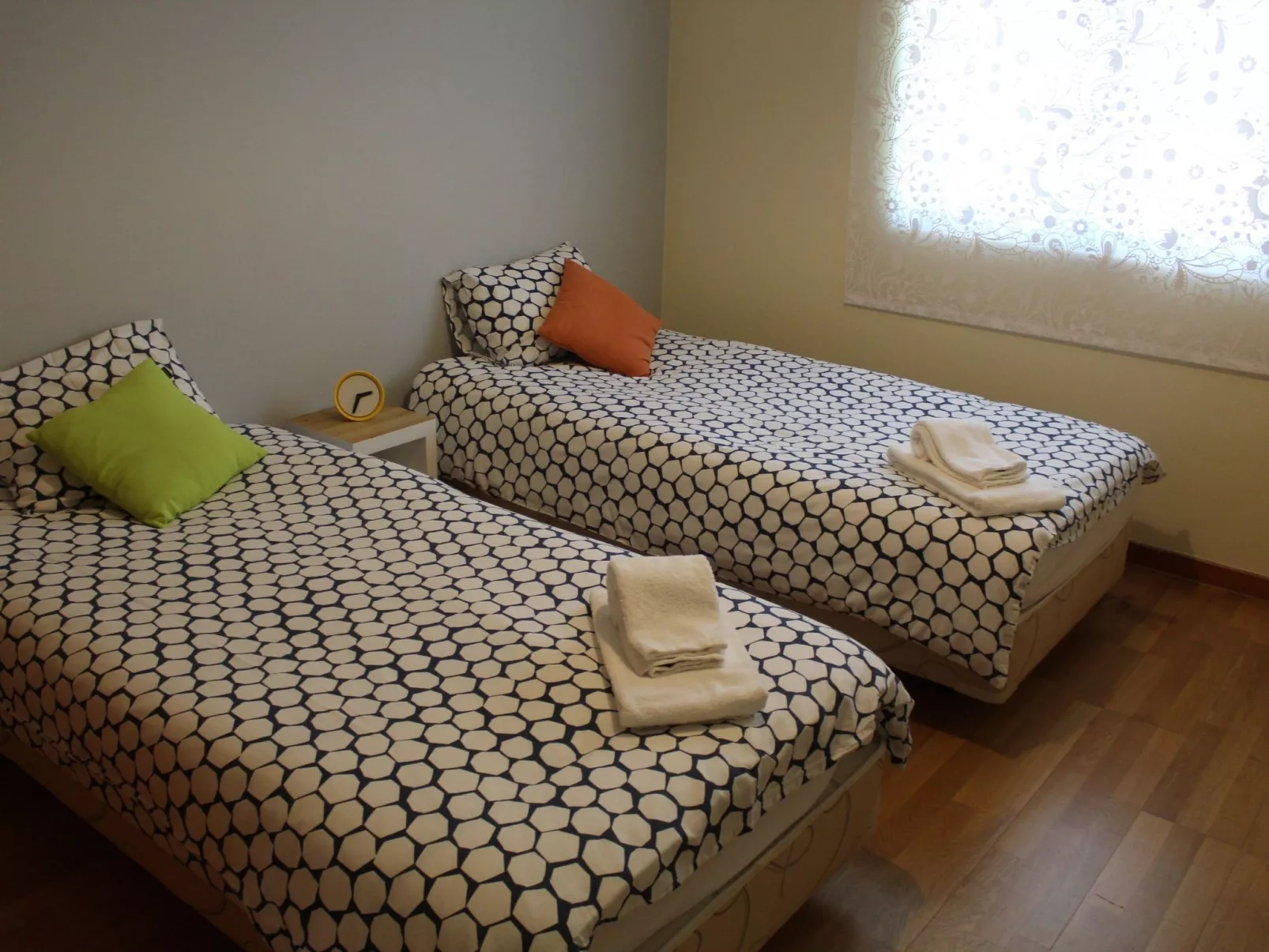 Zwei-Bett-Apartment mit großem Pool-Binnen