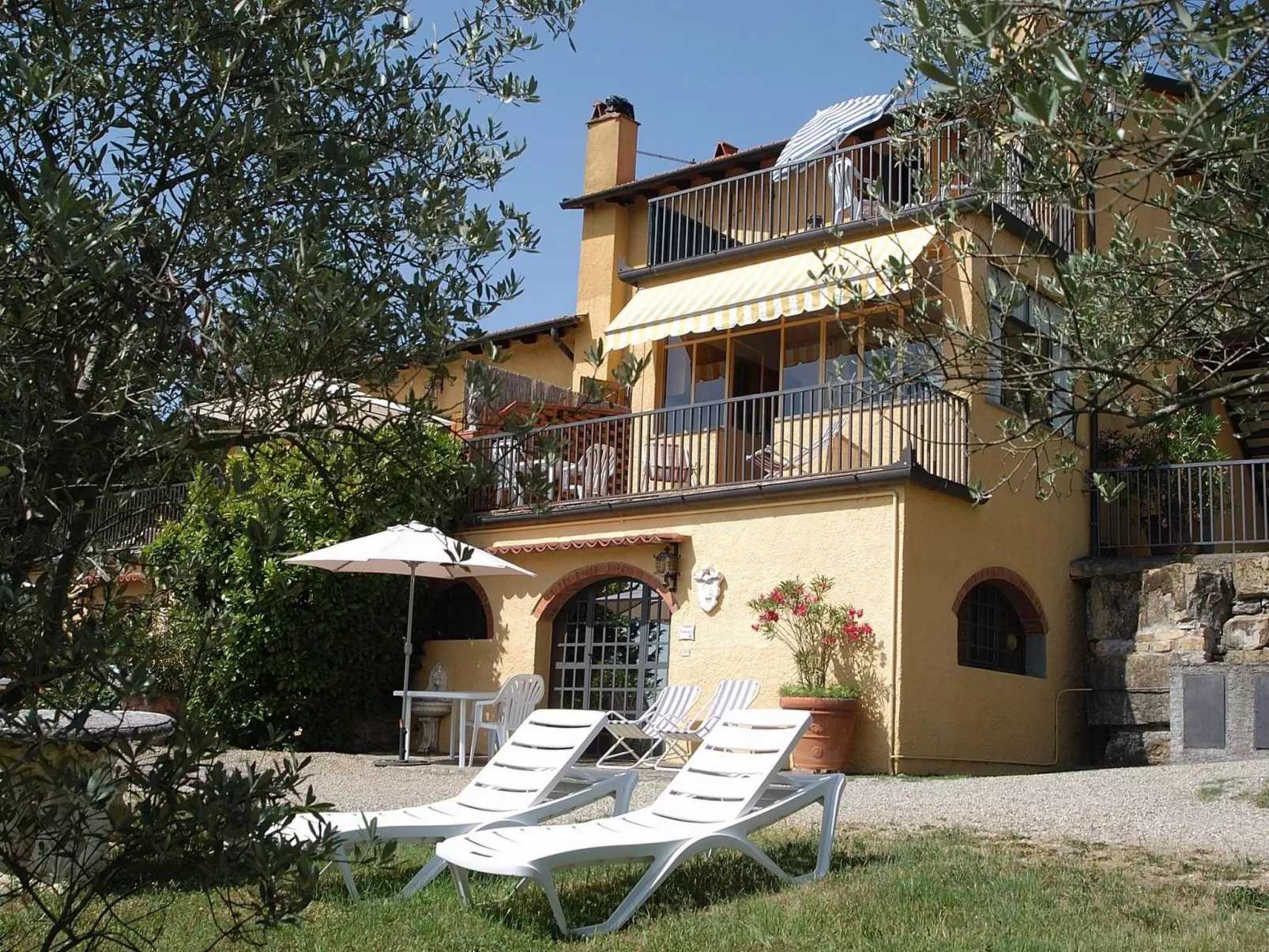 Wohnung Poggio Oro Rondini mit Pool - Buiten