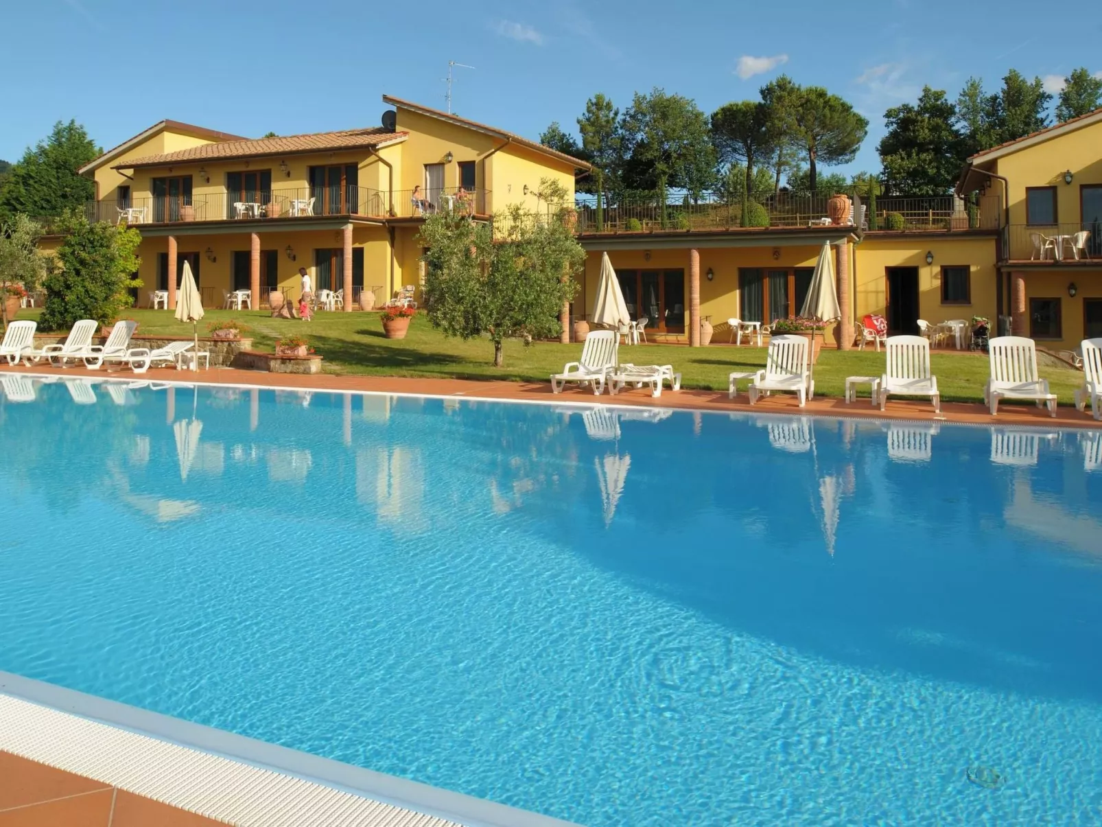 Unterkunft in einer Residenz mit Restaurant und Schwimmbad-Buiten