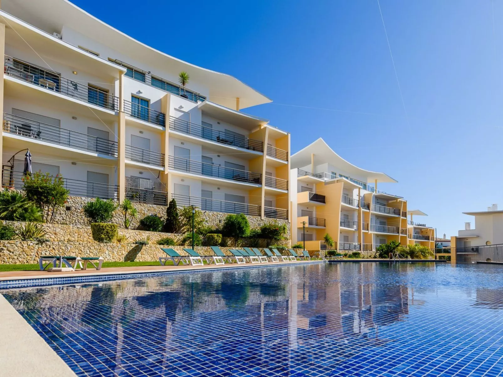 BnB Homes Wohnung mit Terrasse und Schwimmbad-Image-tags.info