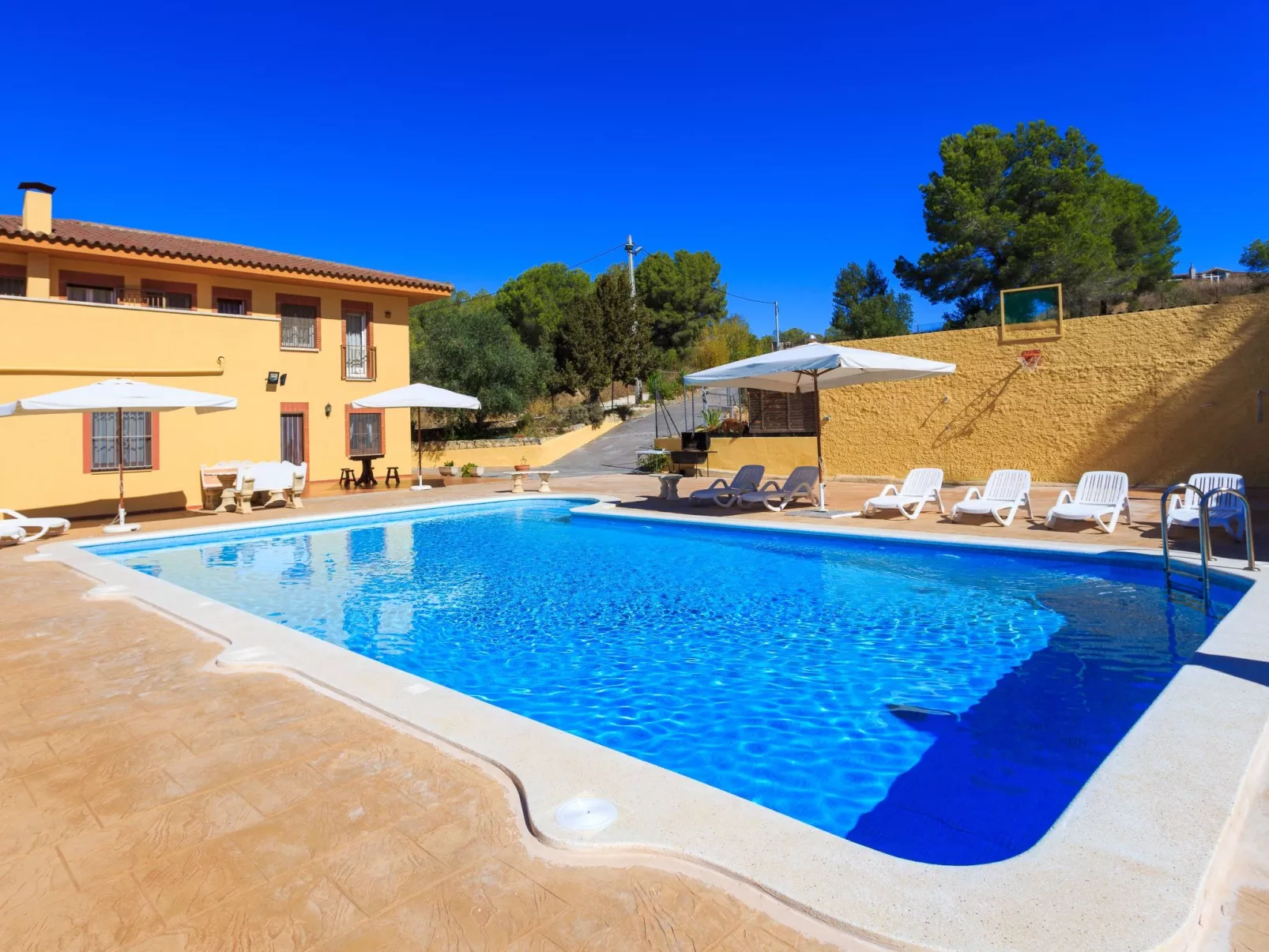 Großes Haus mit Schwimmbad und Barbecue-Image-tags.info