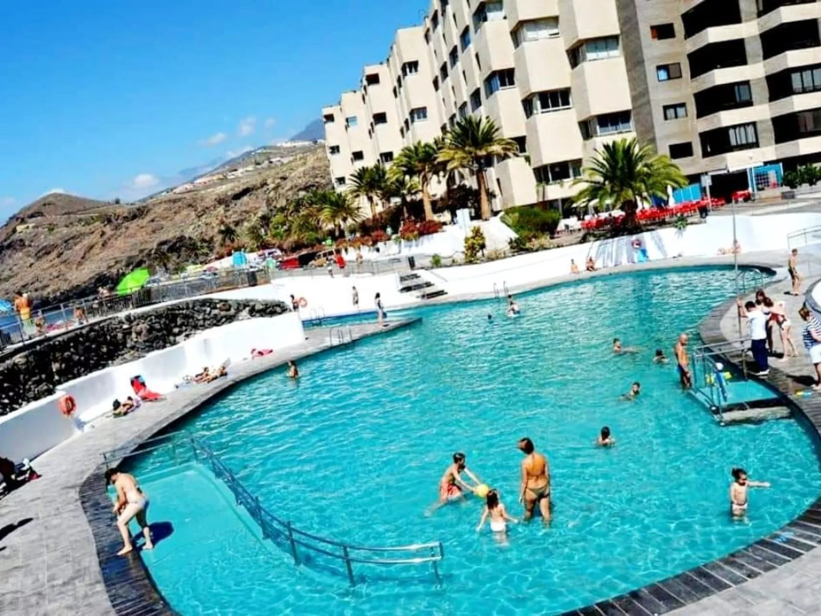 Luxuriöser Rückzugsort mit direktem Meerzugang und Pool-Buiten