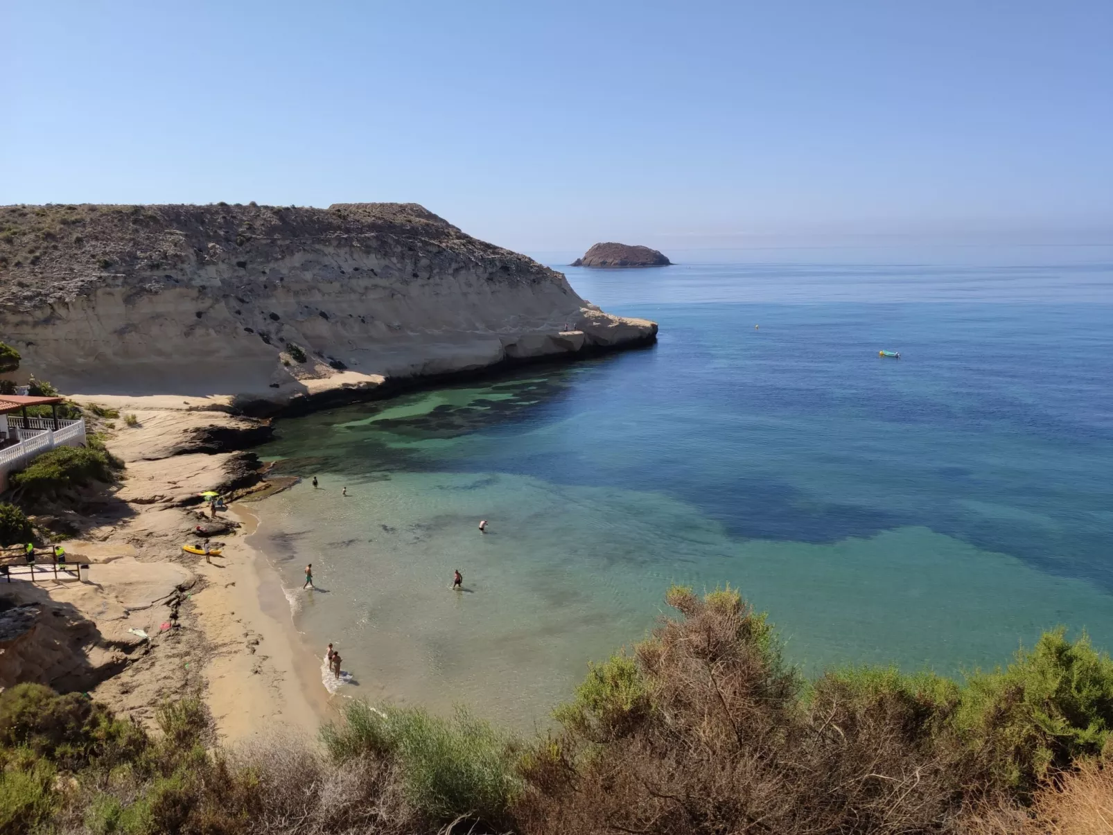 La Invincible Terreros in der 1. Reihe des Strandes-Buiten