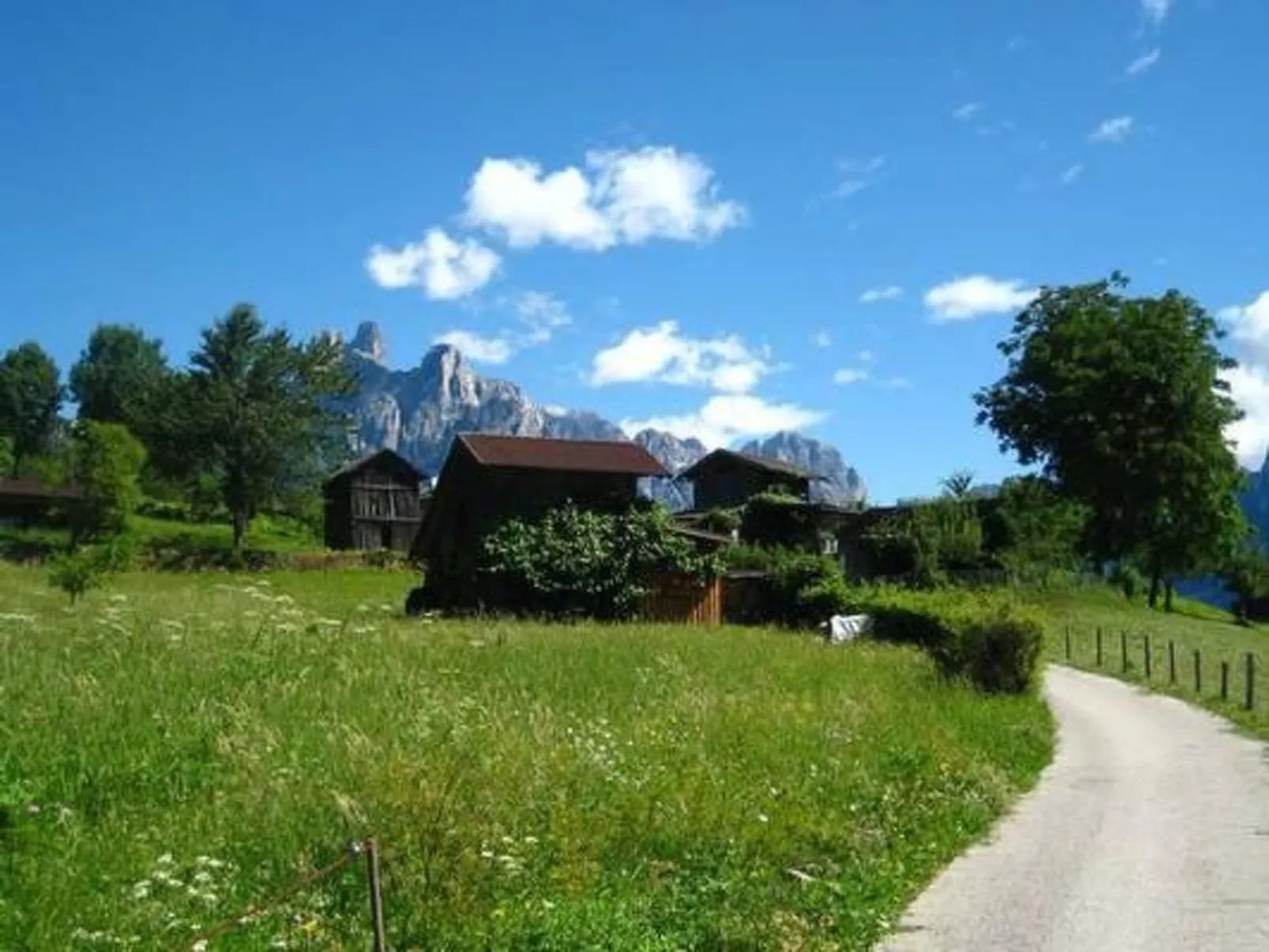 Romantisches Chalet in den Wiesen der Dolomiten-Image-tags.info