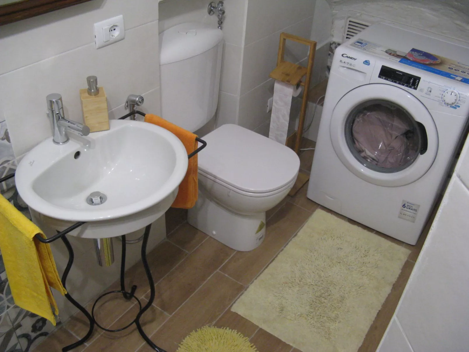 Typisches Bauernhaus mit holzbefeuertem Kamin-Binnen