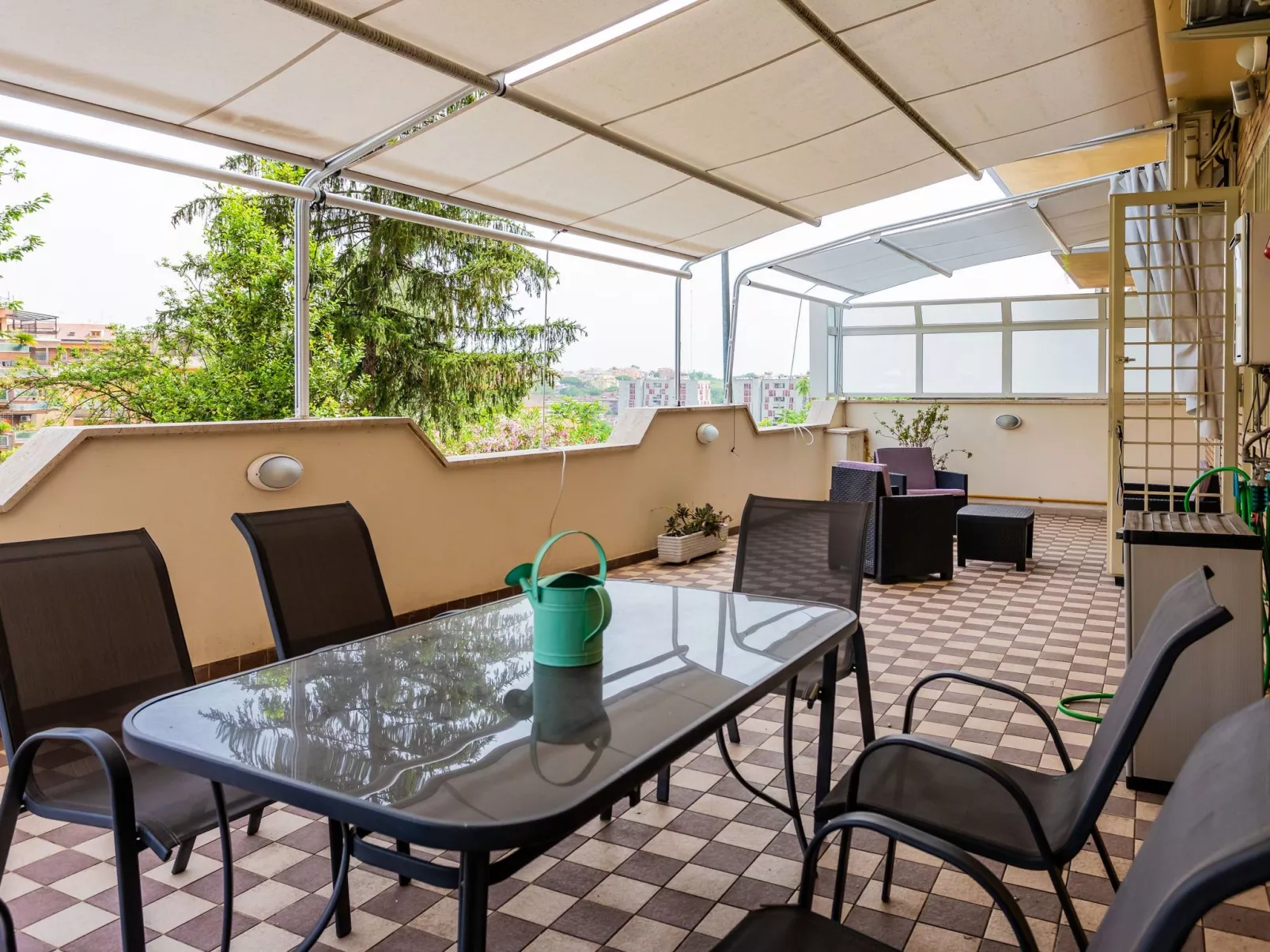 Wohnung mit großer Terrasse-Buiten