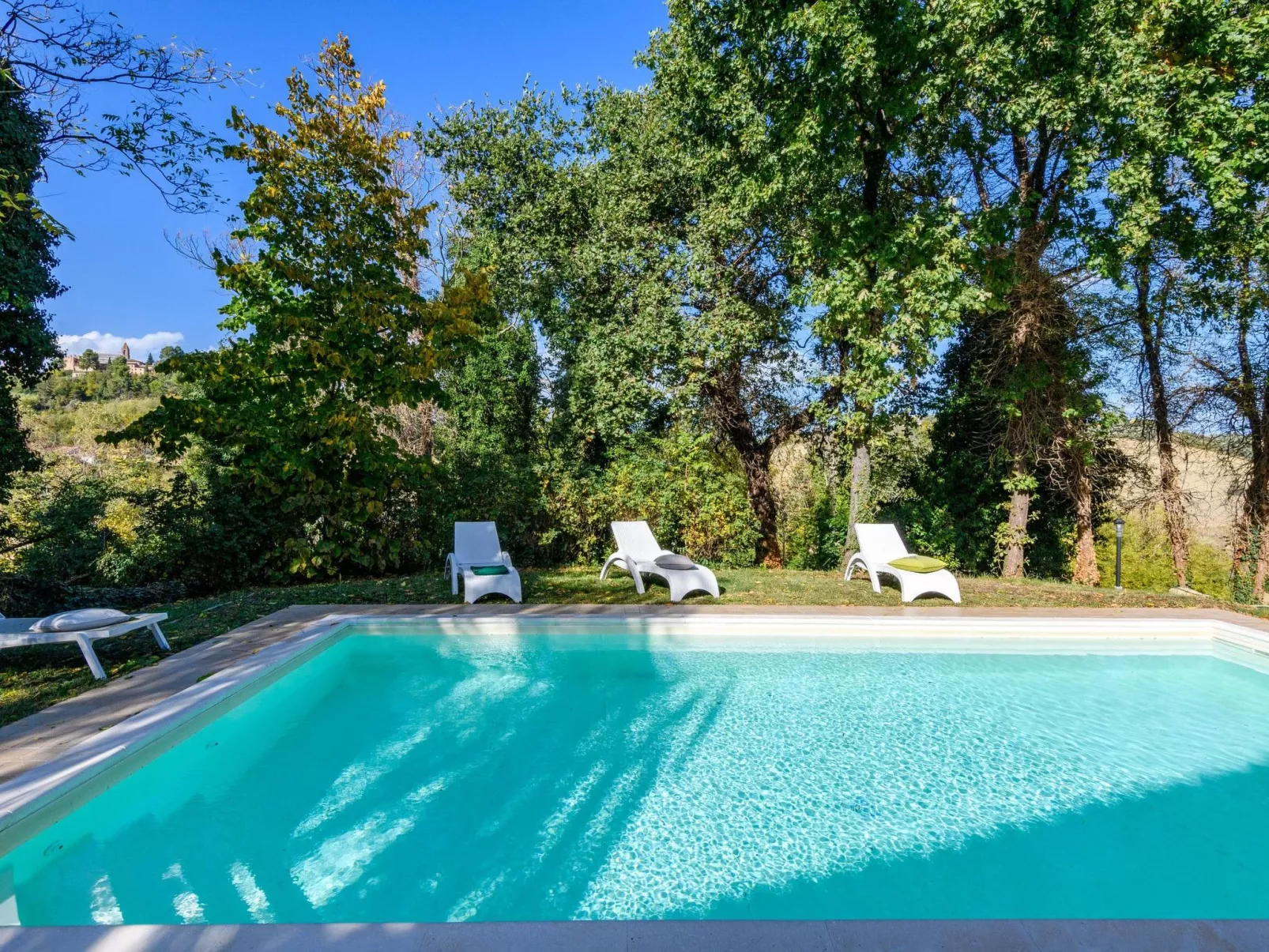 Licht unter den Buchen, Marche Urlaub, privater Pool-Buiten