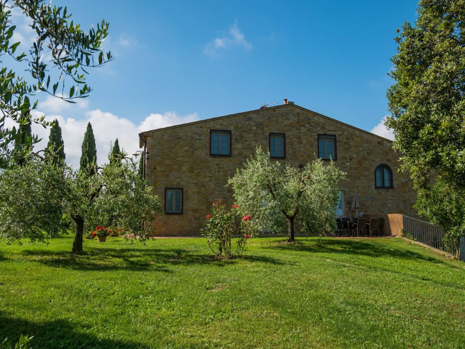 Drei-Zimmer-Wohnungen Borgo Collelungo auf zwei Etagen-Buiten