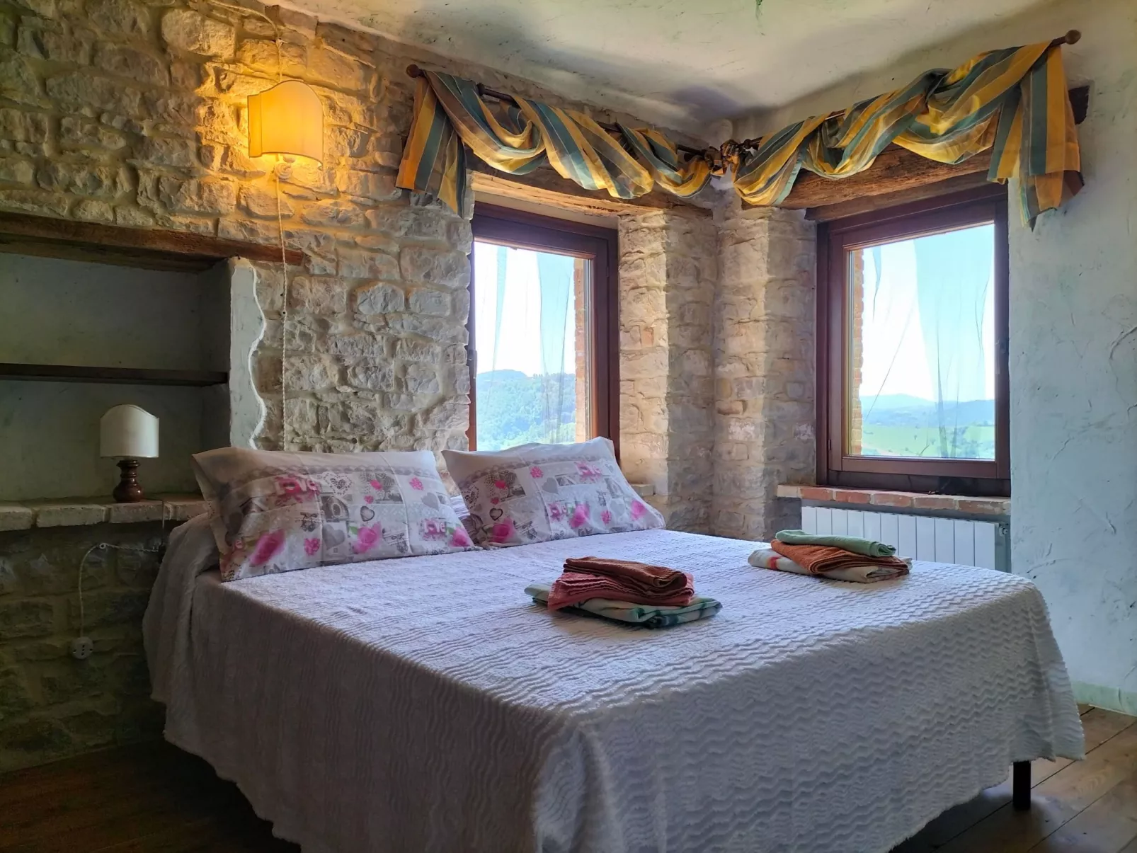 Große Wohnung mit Blick von den Bergen bis zum Meer-Binnen