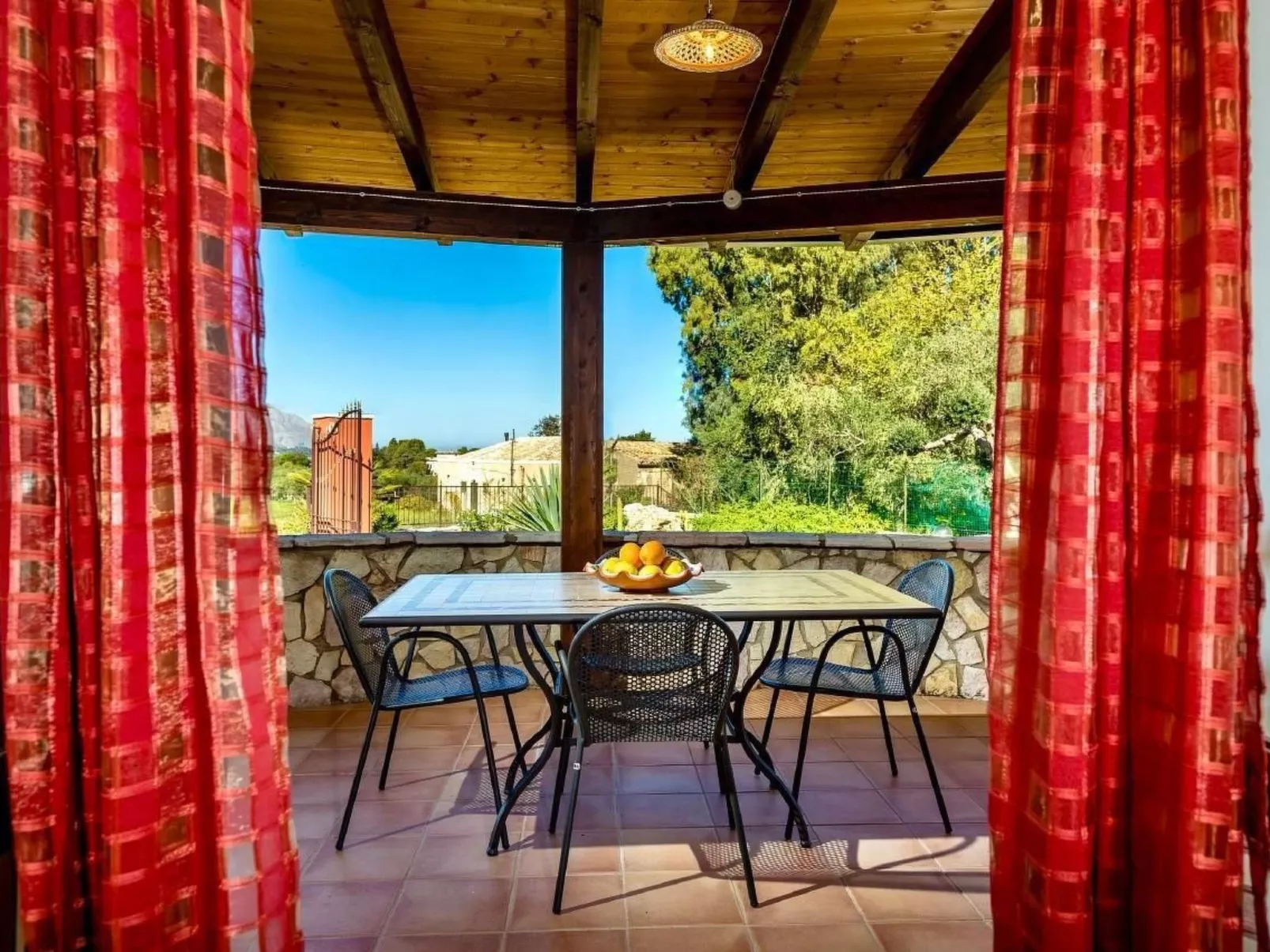 "Flavia" mit eigenem Pool-Buiten