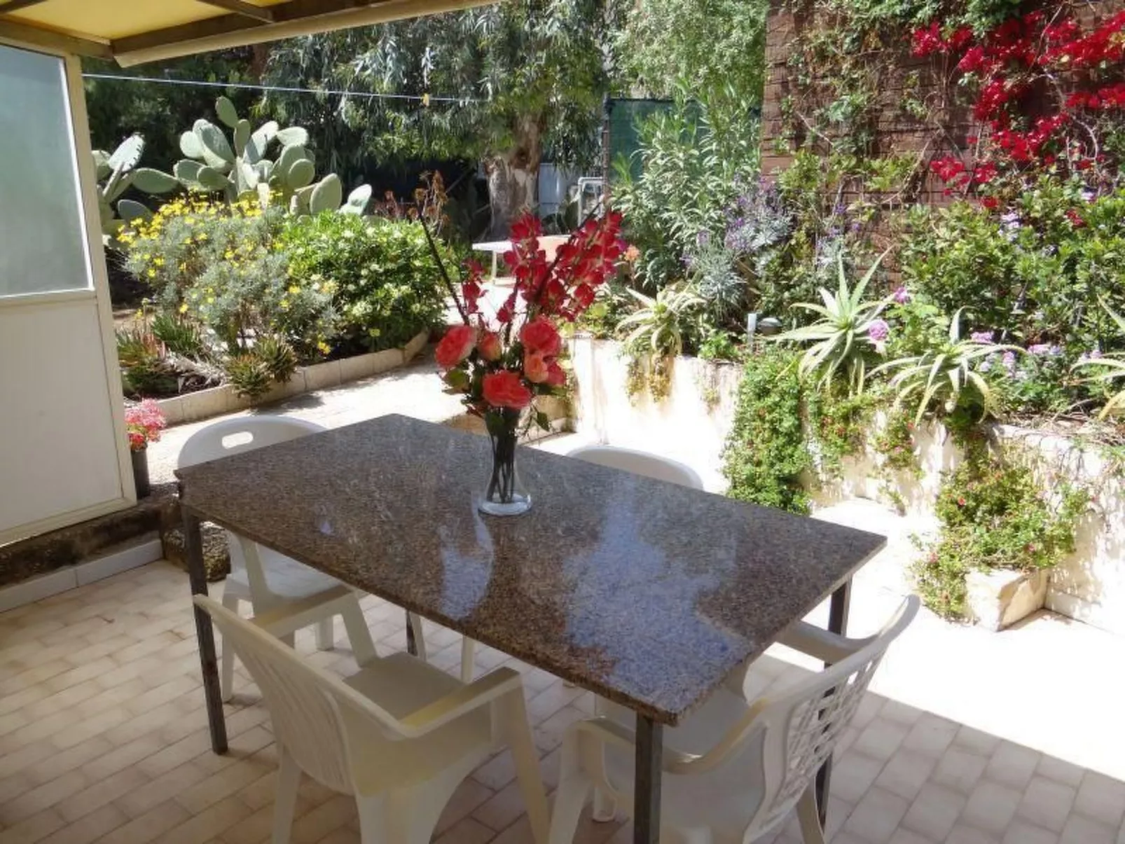 Kleines ruhiges Ferienhaus direkt am Meer-Buiten