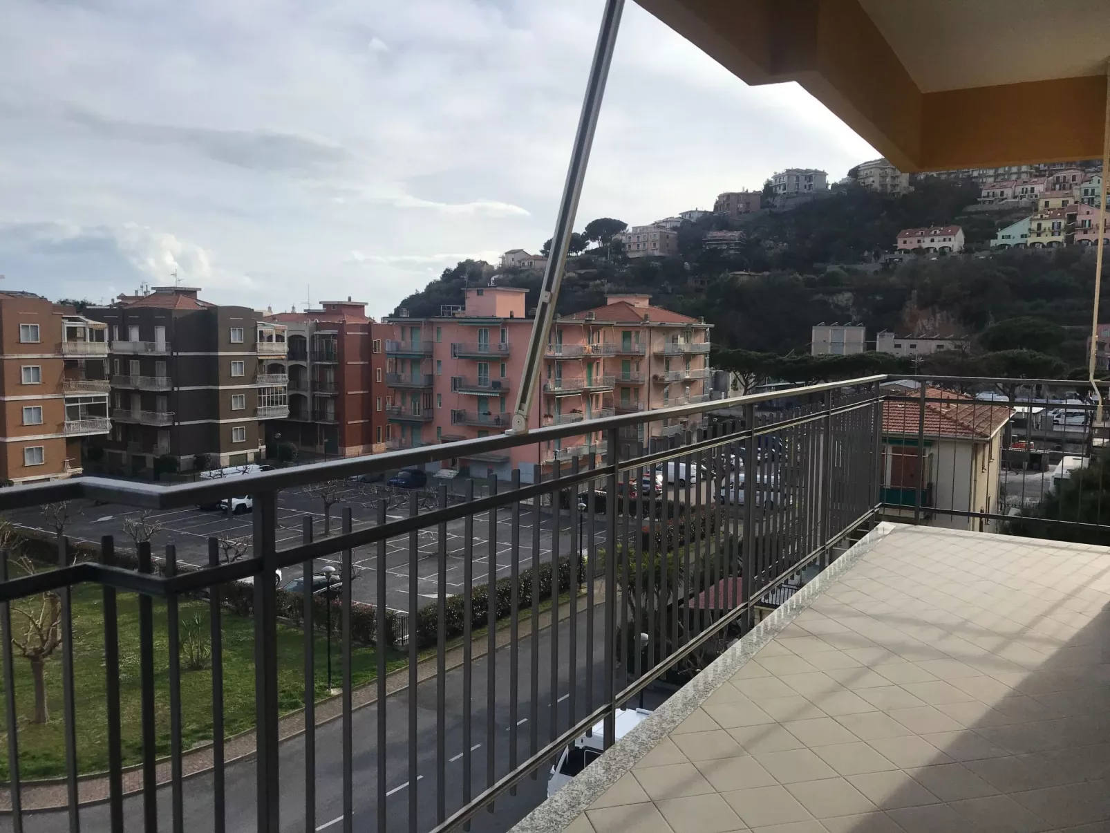 'White' mit Balkon-Buiten