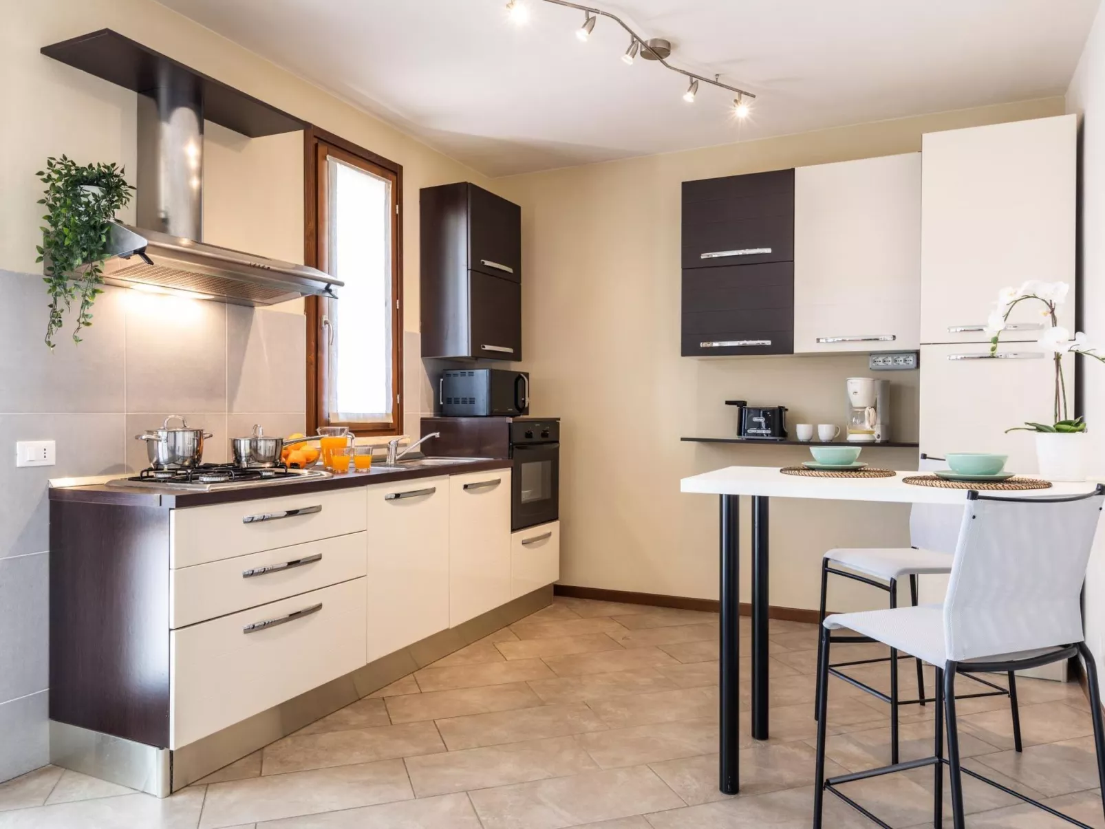 Wohnung mit separatem Eingang und kleinem privaten Innenhof.-Binnen