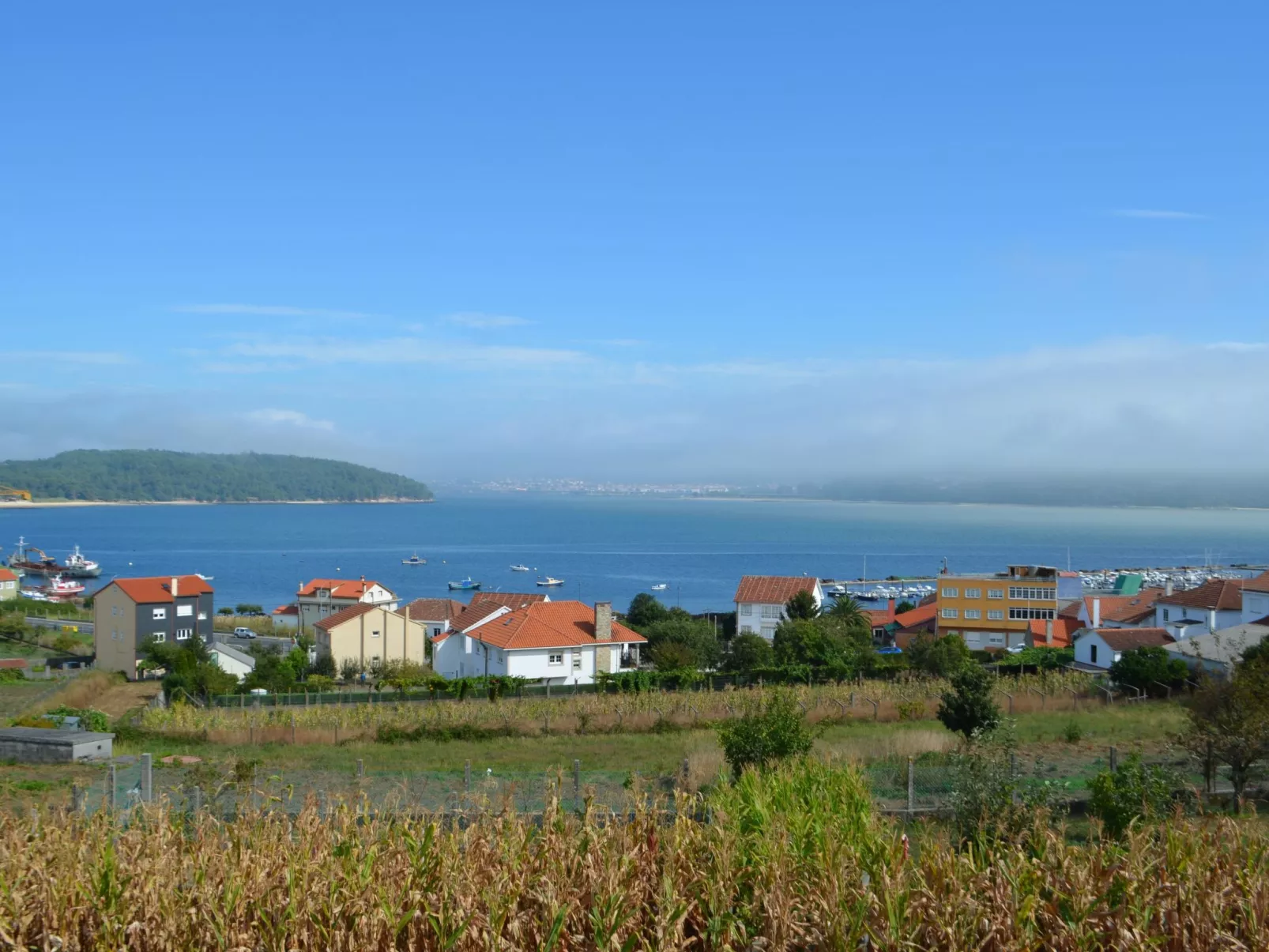 In Outes mit Sonniger Terrasse und Meerblick-Buiten