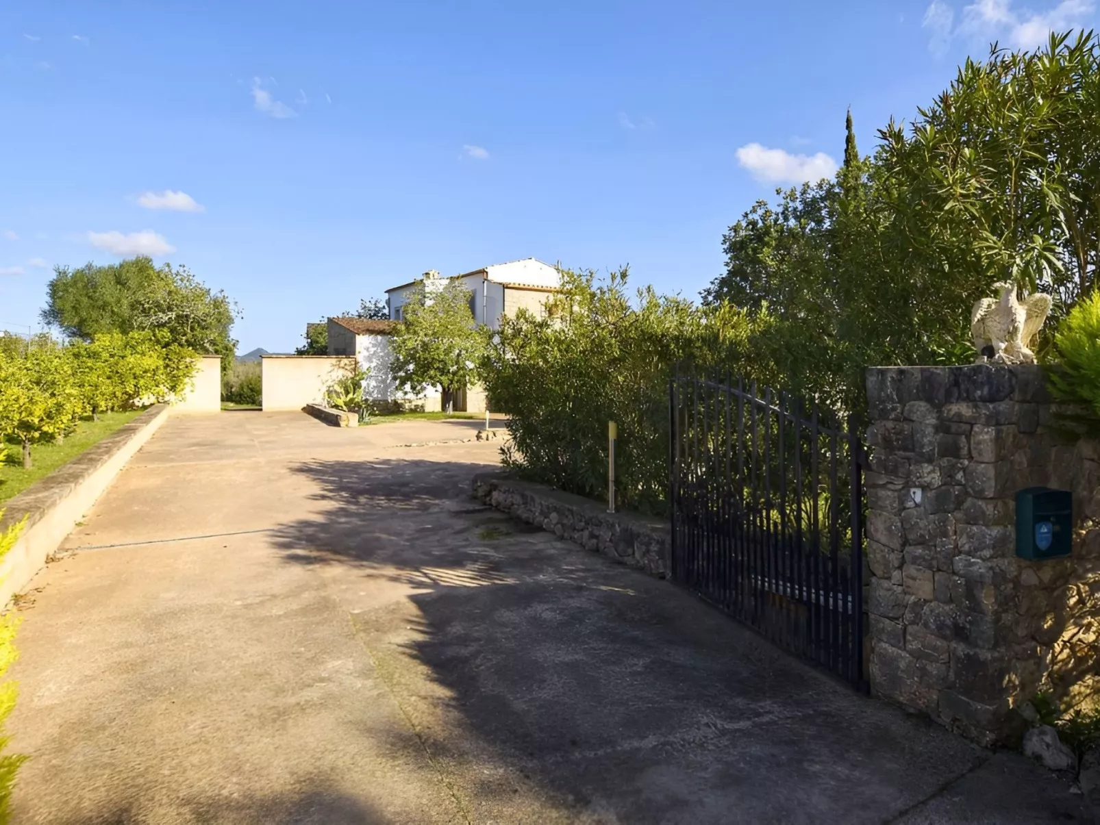 Ibizenkisches Haus mit Pool und Beachvolley-Blick-Buiten