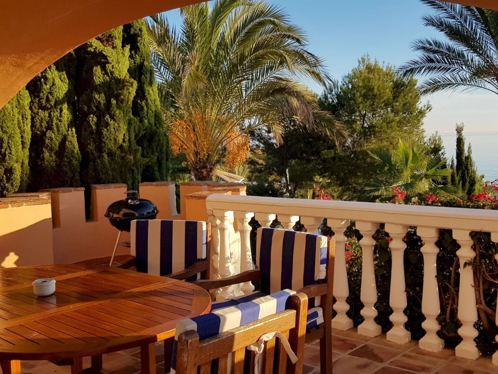 Mit Blick auf das Wasser-Buiten