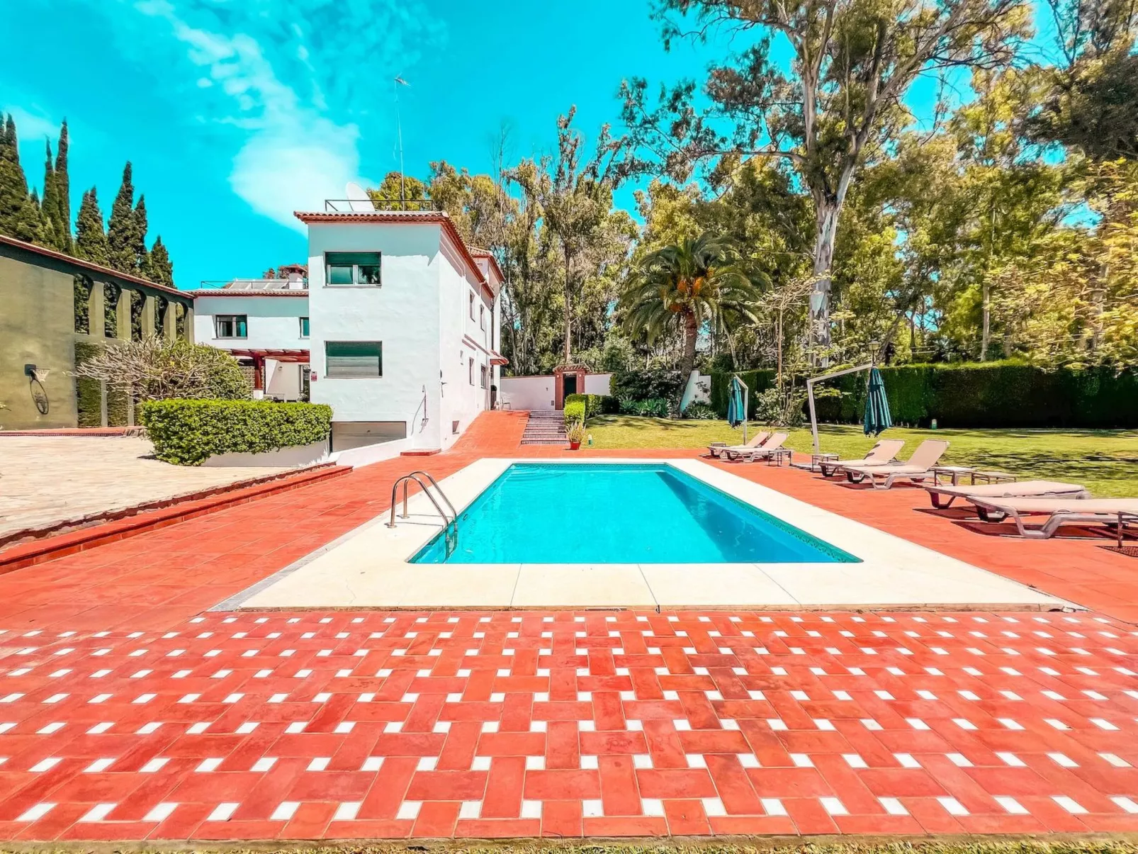 Villa für 12 Pers. mit Grill und privatem Schwimmbad-Buiten