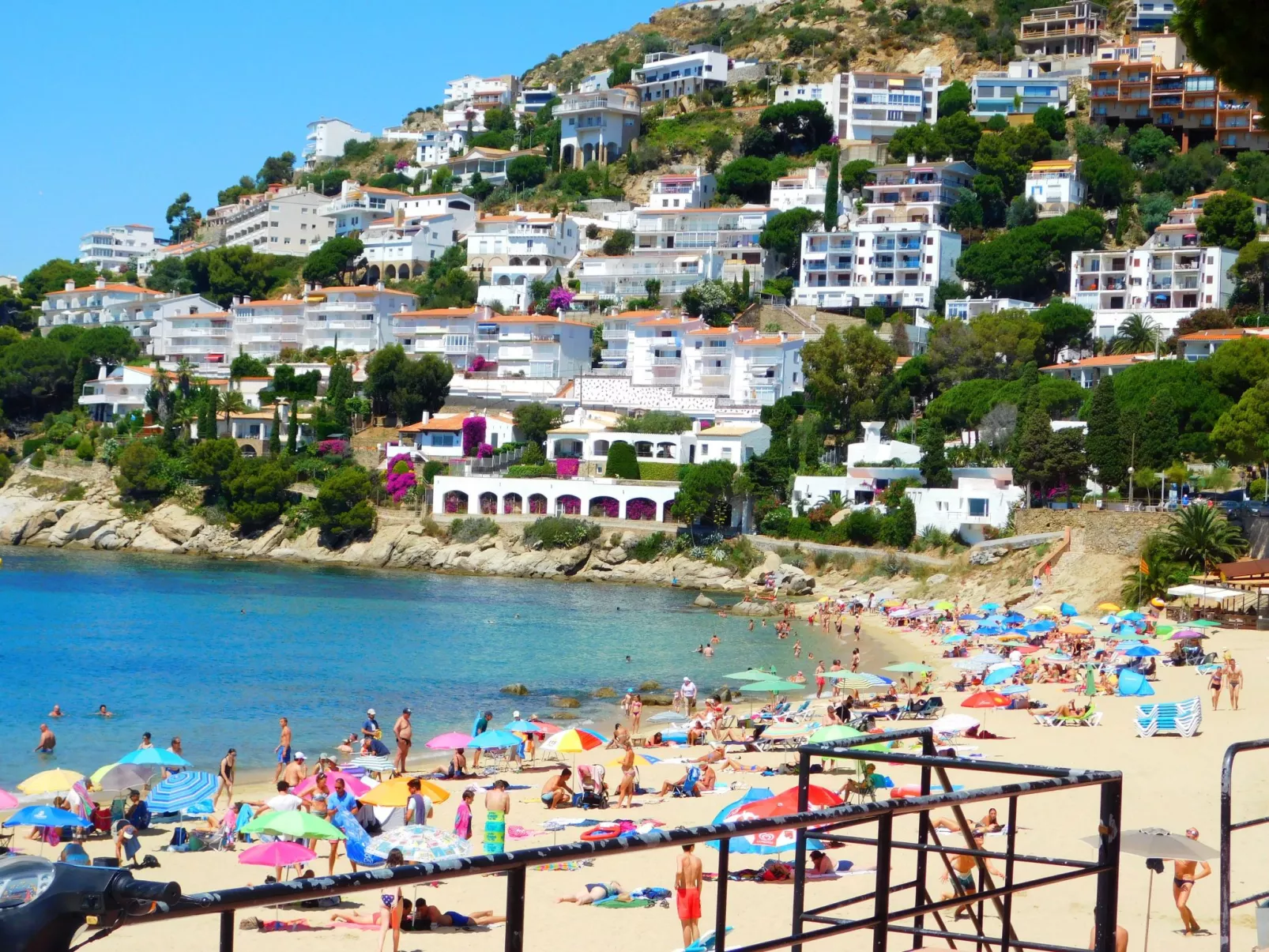 Wunderschönes Ferienhaus in Roses mit Großer Terrasse-Buiten